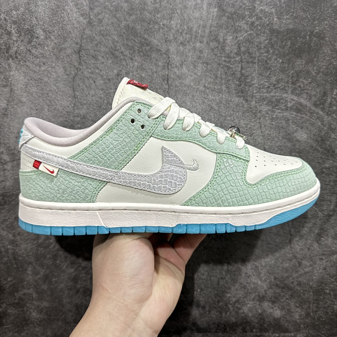 【N版纯原】NK Dunk Low LX CNY Year Of The Dragon 龙年限定 白绿仙人掌 FZ5065-111n东南亚外贸特供订单 原厂Sadesa D7 皮料 细纹排气孔完全一致 全套原楦原模倾力打造完美版型 独家原厂航空铝磨具打磨大底 鞋头坡度极致还原 无解鞋型 原盒原配 圈内天花板工艺 原厂冲刀 超高清洁度 全鞋零毛边皮料切割 采用原厂百宏鞋带以及原厂百宏织唛舌标 内标可供原厂几率过验 原厂中底布点胶 原厂中底布拉帮走线遵循公司 全鞋以白绿色呈现 红色和蓝色点缀 鞋面采用皮革和翻毛皮材质拼接打造 并在翻毛皮上加入了龙鳞纹SIZE：35.5 36 36.5 37.5 38 38.5 39 40 40.5 41 42 42.5 43 44 44.5 45 46 47.5-莆田鞋批发中心