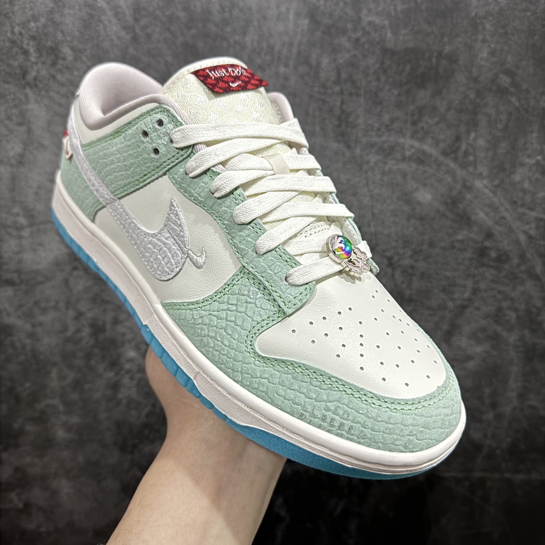 图片[3]-【N版纯原】NK Dunk Low LX CNY Year Of The Dragon 龙年限定 白绿仙人掌 FZ5065-111n东南亚外贸特供订单 原厂Sadesa D7 皮料 细纹排气孔完全一致 全套原楦原模倾力打造完美版型 独家原厂航空铝磨具打磨大底 鞋头坡度极致还原 无解鞋型 原盒原配 圈内天花板工艺 原厂冲刀 超高清洁度 全鞋零毛边皮料切割 采用原厂百宏鞋带以及原厂百宏织唛舌标 内标可供原厂几率过验 原厂中底布点胶 原厂中底布拉帮走线遵循公司 全鞋以白绿色呈现 红色和蓝色点缀 鞋面采用皮革和翻毛皮材质拼接打造 并在翻毛皮上加入了龙鳞纹SIZE：35.5 36 36.5 37.5 38 38.5 39 40 40.5 41 42 42.5 43 44 44.5 45 46 47.5-莆田鞋批发中心