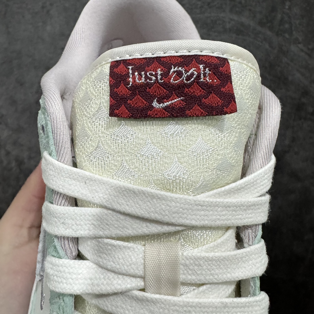 图片[5]-【N版纯原】NK Dunk Low LX CNY Year Of The Dragon 龙年限定 白绿仙人掌 FZ5065-111n东南亚外贸特供订单 原厂Sadesa D7 皮料 细纹排气孔完全一致 全套原楦原模倾力打造完美版型 独家原厂航空铝磨具打磨大底 鞋头坡度极致还原 无解鞋型 原盒原配 圈内天花板工艺 原厂冲刀 超高清洁度 全鞋零毛边皮料切割 采用原厂百宏鞋带以及原厂百宏织唛舌标 内标可供原厂几率过验 原厂中底布点胶 原厂中底布拉帮走线遵循公司 全鞋以白绿色呈现 红色和蓝色点缀 鞋面采用皮革和翻毛皮材质拼接打造 并在翻毛皮上加入了龙鳞纹SIZE：35.5 36 36.5 37.5 38 38.5 39 40 40.5 41 42 42.5 43 44 44.5 45 46 47.5-莆田鞋批发中心