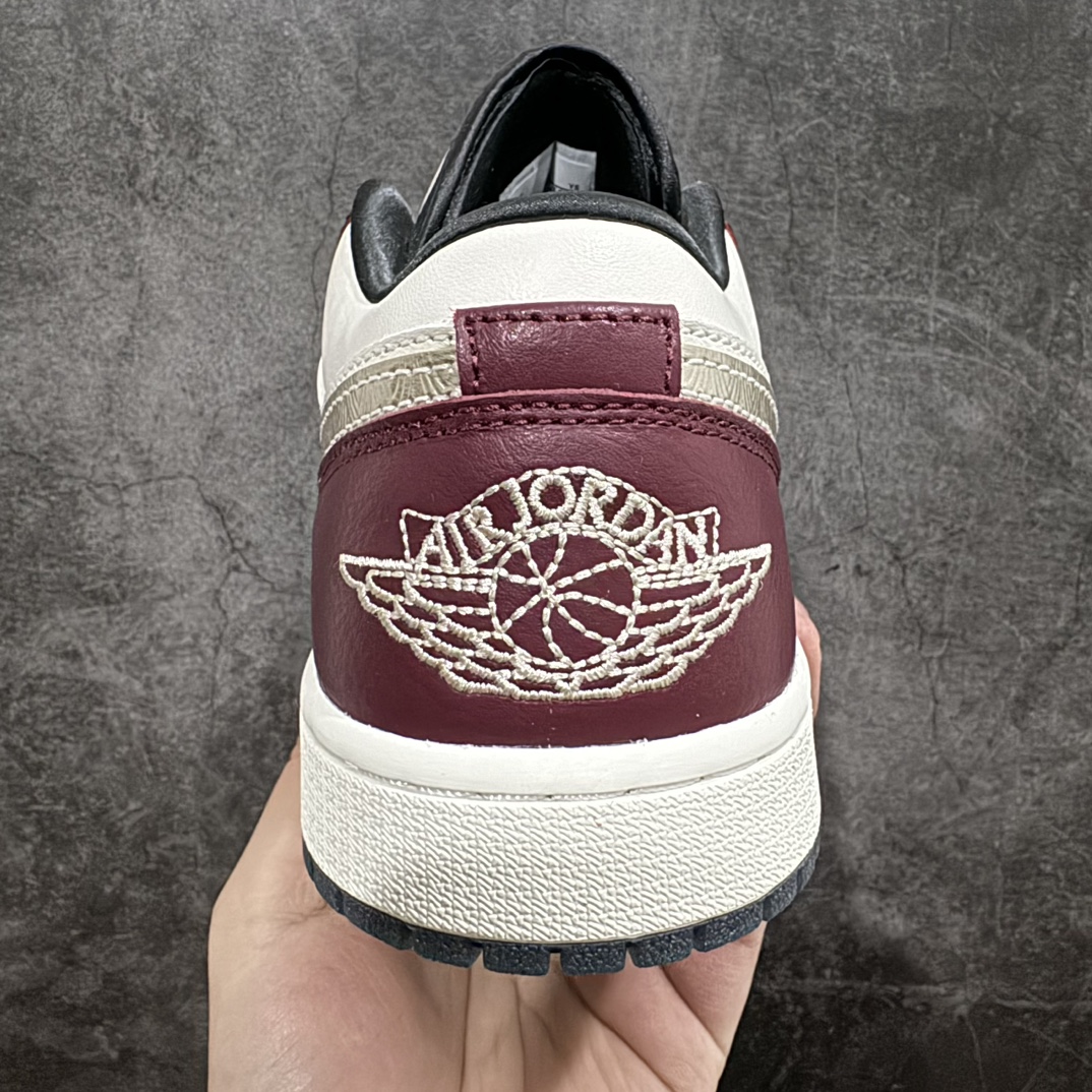 图片[4]-【DT纯原】Air Jordan AJ1 Low 低帮 CNY龙年限定 白红金 FJ5735-100终端优势供应 市面中低帮最具代表性版本没有之一 口碑大厂出品 品控大底版型不断改良更新 全套原纸板楦头开发 确保原汁原味 完美呈现版型 完美零毛边处理 原厂内置全掌气垫 价格定位良心 平台专用代工流水线出品 一眼公司既视感 拿到手的一瞬间就与众不同 碾压市面所有版本 全部原鞋开发 每一个配色都会采购原鞋确认细节 打破市面看图做货无好货之说  尺码：35.5 36 36.5 37.5 38 38.5 39 40 40.5 41 42 42.5 43 44 44.5 45 46-莆田鞋批发中心