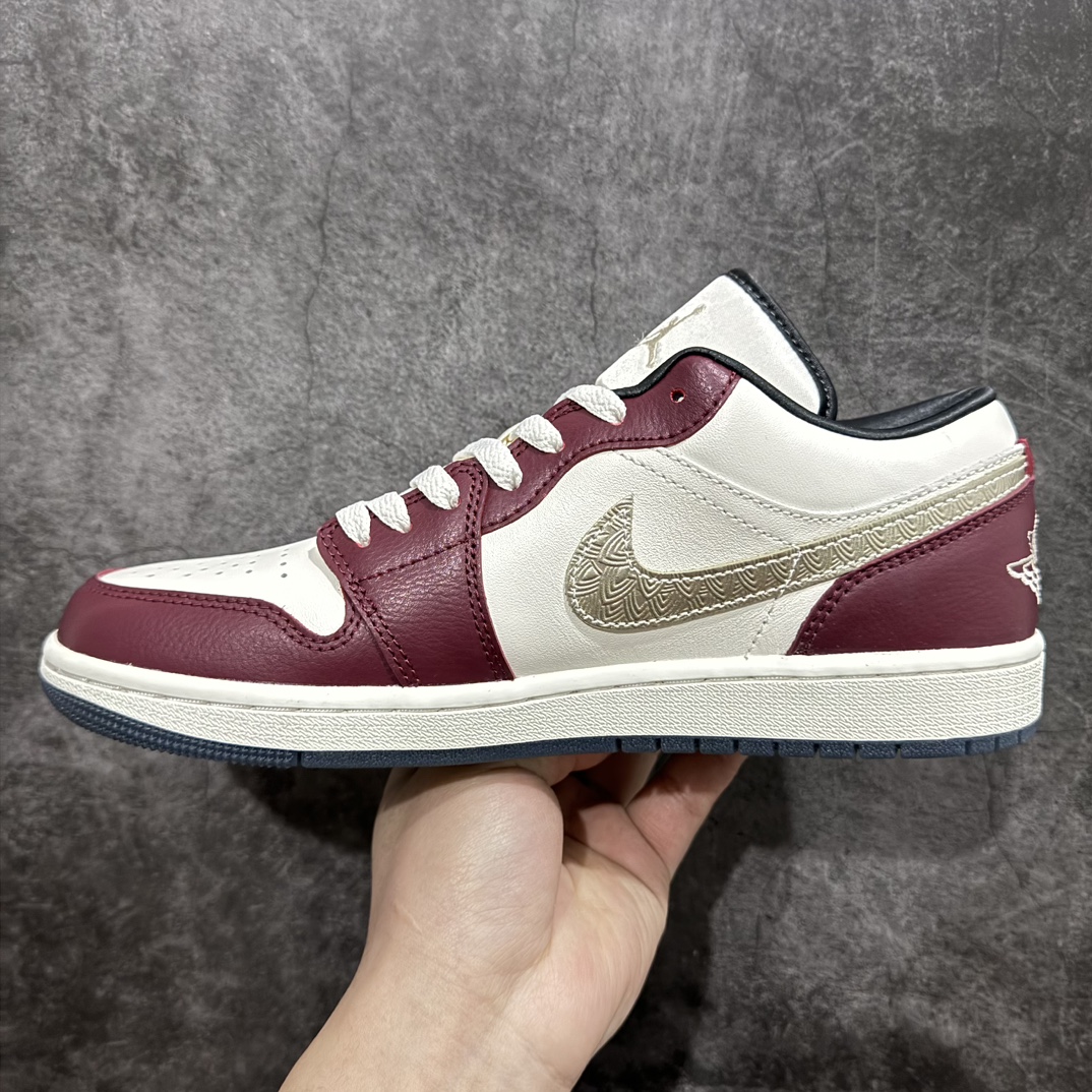 图片[2]-【DT纯原】Air Jordan AJ1 Low 低帮 CNY龙年限定 白红金 FJ5735-100终端优势供应 市面中低帮最具代表性版本没有之一 口碑大厂出品 品控大底版型不断改良更新 全套原纸板楦头开发 确保原汁原味 完美呈现版型 完美零毛边处理 原厂内置全掌气垫 价格定位良心 平台专用代工流水线出品 一眼公司既视感 拿到手的一瞬间就与众不同 碾压市面所有版本 全部原鞋开发 每一个配色都会采购原鞋确认细节 打破市面看图做货无好货之说  尺码：35.5 36 36.5 37.5 38 38.5 39 40 40.5 41 42 42.5 43 44 44.5 45 46-莆田鞋批发中心