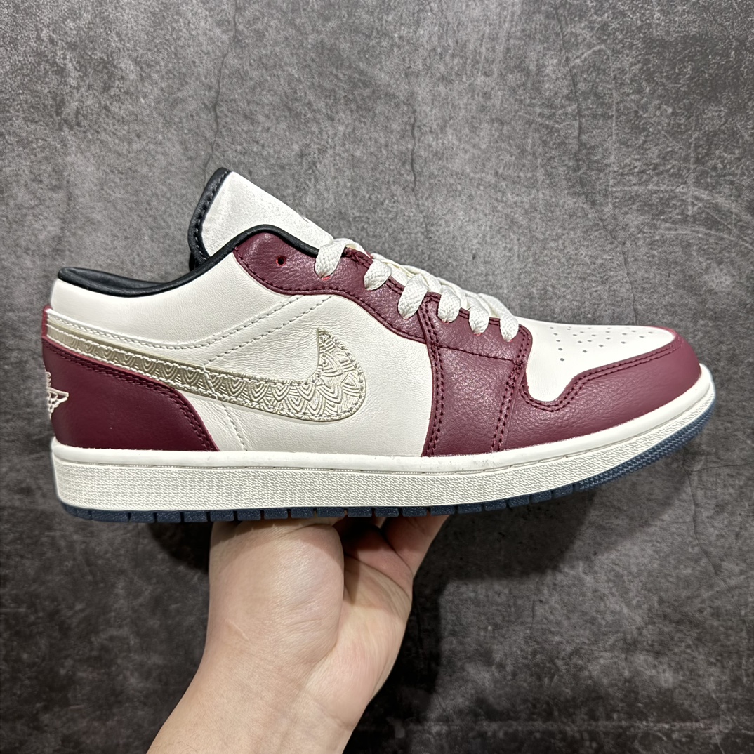 【DT纯原】Air Jordan AJ1 Low 低帮 CNY龙年限定 白红金 FJ5735-100终端优势供应 市面中低帮最具代表性版本没有之一 口碑大厂出品 品控大底版型不断改良更新 全套原纸板楦头开发 确保原汁原味 完美呈现版型 完美零毛边处理 原厂内置全掌气垫 价格定位良心 平台专用代工流水线出品 一眼公司既视感 拿到手的一瞬间就与众不同 碾压市面所有版本 全部原鞋开发 每一个配色都会采购原鞋确认细节 打破市面看图做货无好货之说  尺码：35.5 36 36.5 37.5 38 38.5 39 40 40.5 41 42 42.5 43 44 44.5 45 46-莆田鞋批发中心