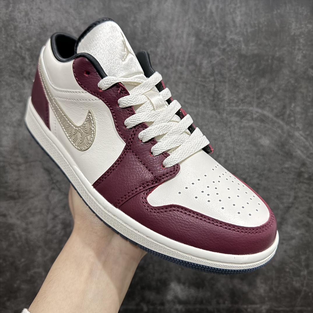 图片[3]-【DT纯原】Air Jordan AJ1 Low 低帮 CNY龙年限定 白红金 FJ5735-100终端优势供应 市面中低帮最具代表性版本没有之一 口碑大厂出品 品控大底版型不断改良更新 全套原纸板楦头开发 确保原汁原味 完美呈现版型 完美零毛边处理 原厂内置全掌气垫 价格定位良心 平台专用代工流水线出品 一眼公司既视感 拿到手的一瞬间就与众不同 碾压市面所有版本 全部原鞋开发 每一个配色都会采购原鞋确认细节 打破市面看图做货无好货之说  尺码：35.5 36 36.5 37.5 38 38.5 39 40 40.5 41 42 42.5 43 44 44.5 45 46-莆田鞋批发中心