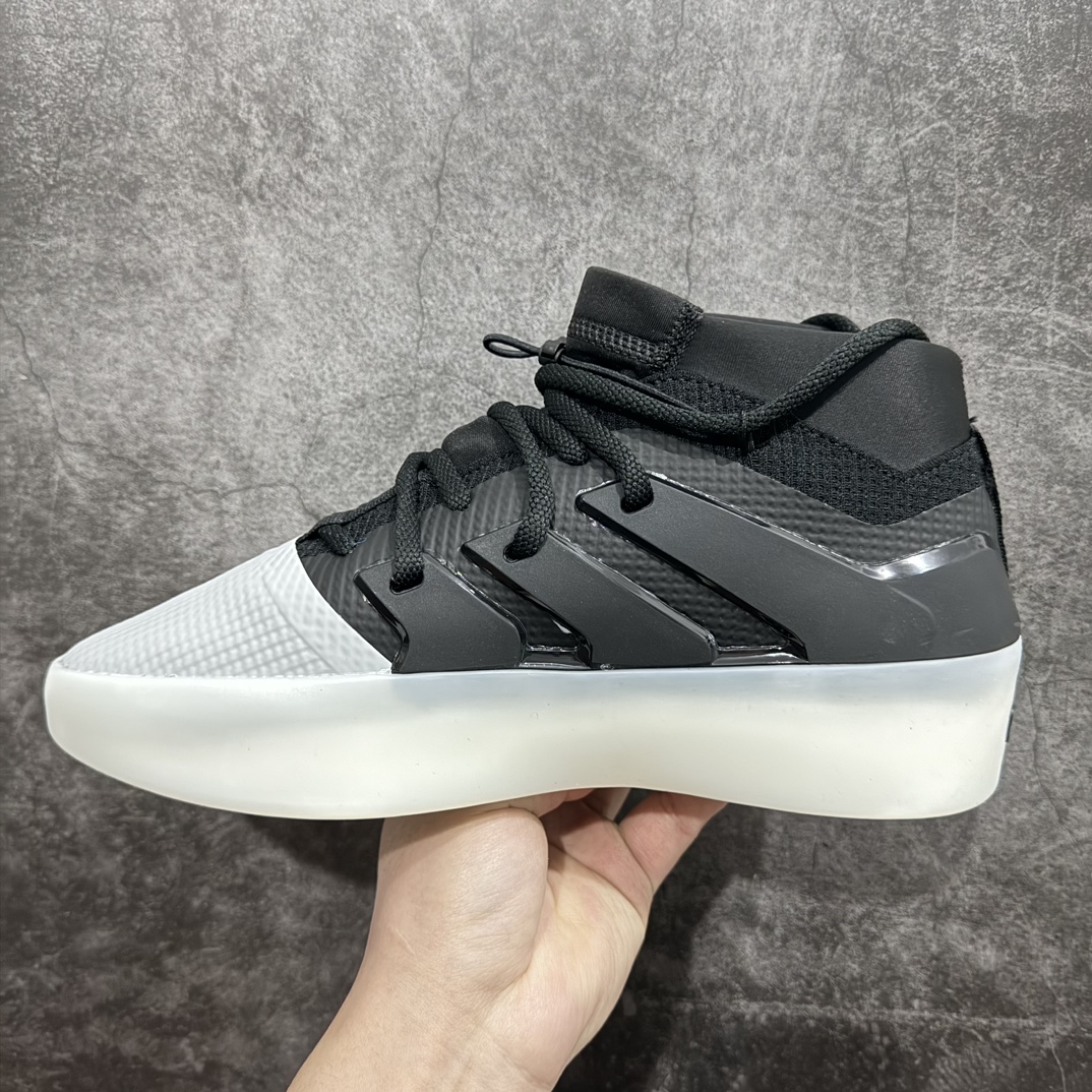 图片[2]-【纯原版】 Fear of God Athletics x Adidas Basketball FOG联名高帮篮球鞋 黑白 IE6179 年度大戏 匠心打造 开发时长超过半年 独家私模百万磨具冲刀加持 广硕原厂全套原纸板楦头开发 原厂特供皮料加持 确保原汁原味 Jerry Lorenzo备受期待的Fear of God Athletics I Basketball系列首发推出 恰如其分地命名为\”The One\”终于首次亮相 此次发布的焦点是迷人的 Carbon 碳黑配色 无缝融合了时尚和运动领域 为了体现Fear of God的独特风格 I Basketball通过时尚的低帮和独特的半透明橡胶外底展示其身份 同时以优质针织鞋面搭配氯丁橡胶鞋领和脚踝松紧绳 提升舒适度和灵活性 外搭TPU薄膜覆面 搭配Lightstrike中底 缔造顶级舒适度 该设计融入了标志性元素 如3条纹模鞋侧支撑 灵感来自Adidas三道杆 其他细节包括鞋头上的浮雕Adidas标志和鞋跟上的黑条 带有Fear of God标志SIZE：36 36.5 37.5 38 38.5 39 40 40.5 41 42 42.5 43 44 44.5 45 46 47-莆田鞋批发中心