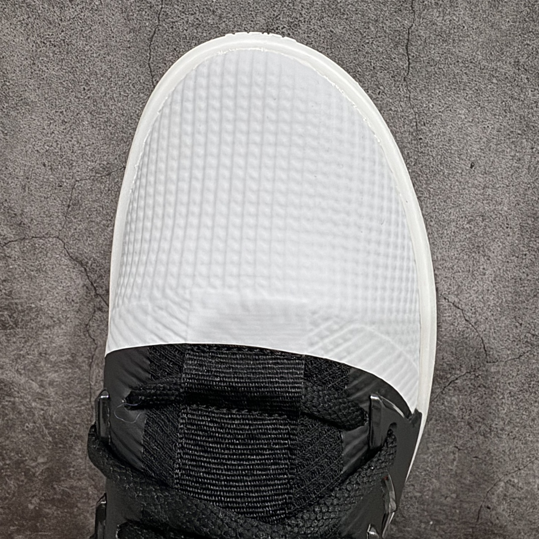 图片[5]-【纯原版】 Fear of God Athletics x Adidas Basketball FOG联名高帮篮球鞋 黑白 IE6179 年度大戏 匠心打造 开发时长超过半年 独家私模百万磨具冲刀加持 广硕原厂全套原纸板楦头开发 原厂特供皮料加持 确保原汁原味 Jerry Lorenzo备受期待的Fear of God Athletics I Basketball系列首发推出 恰如其分地命名为\”The One\”终于首次亮相 此次发布的焦点是迷人的 Carbon 碳黑配色 无缝融合了时尚和运动领域 为了体现Fear of God的独特风格 I Basketball通过时尚的低帮和独特的半透明橡胶外底展示其身份 同时以优质针织鞋面搭配氯丁橡胶鞋领和脚踝松紧绳 提升舒适度和灵活性 外搭TPU薄膜覆面 搭配Lightstrike中底 缔造顶级舒适度 该设计融入了标志性元素 如3条纹模鞋侧支撑 灵感来自Adidas三道杆 其他细节包括鞋头上的浮雕Adidas标志和鞋跟上的黑条 带有Fear of God标志SIZE：36 36.5 37.5 38 38.5 39 40 40.5 41 42 42.5 43 44 44.5 45 46 47-莆田鞋批发中心