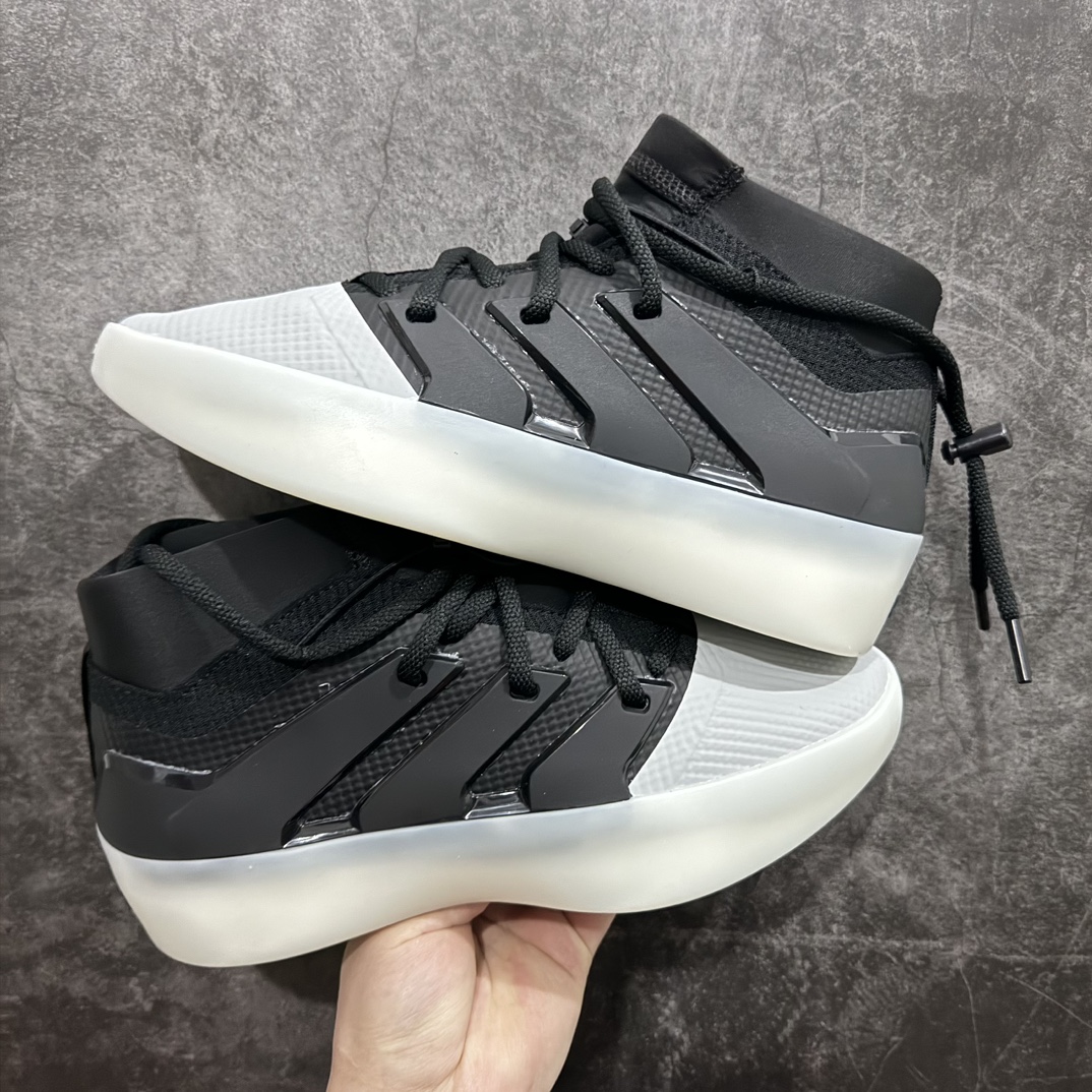 图片[9]-【纯原版】 Fear of God Athletics x Adidas Basketball FOG联名高帮篮球鞋 黑白 IE6179 年度大戏 匠心打造 开发时长超过半年 独家私模百万磨具冲刀加持 广硕原厂全套原纸板楦头开发 原厂特供皮料加持 确保原汁原味 Jerry Lorenzo备受期待的Fear of God Athletics I Basketball系列首发推出 恰如其分地命名为\”The One\”终于首次亮相 此次发布的焦点是迷人的 Carbon 碳黑配色 无缝融合了时尚和运动领域 为了体现Fear of God的独特风格 I Basketball通过时尚的低帮和独特的半透明橡胶外底展示其身份 同时以优质针织鞋面搭配氯丁橡胶鞋领和脚踝松紧绳 提升舒适度和灵活性 外搭TPU薄膜覆面 搭配Lightstrike中底 缔造顶级舒适度 该设计融入了标志性元素 如3条纹模鞋侧支撑 灵感来自Adidas三道杆 其他细节包括鞋头上的浮雕Adidas标志和鞋跟上的黑条 带有Fear of God标志SIZE：36 36.5 37.5 38 38.5 39 40 40.5 41 42 42.5 43 44 44.5 45 46 47-莆田鞋批发中心