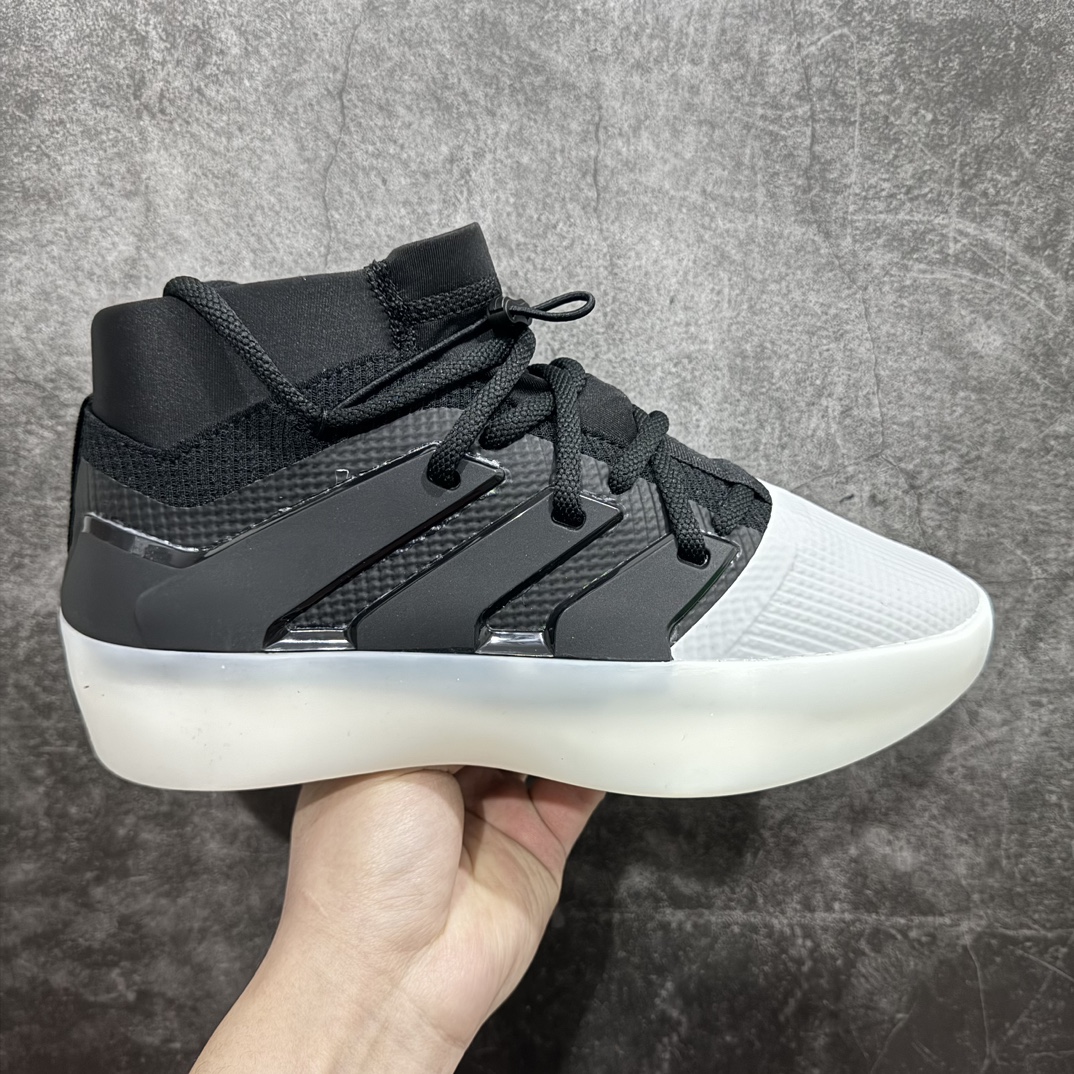 【纯原版】 Fear of God Athletics x Adidas Basketball FOG联名高帮篮球鞋 黑白 IE6179 年度大戏 匠心打造 开发时长超过半年 独家私模百万磨具冲刀加持 广硕原厂全套原纸板楦头开发 原厂特供皮料加持 确保原汁原味 Jerry Lorenzo备受期待的Fear of God Athletics I Basketball系列首发推出 恰如其分地命名为\”The One\”终于首次亮相 此次发布的焦点是迷人的 Carbon 碳黑配色 无缝融合了时尚和运动领域 为了体现Fear of God的独特风格 I Basketball通过时尚的低帮和独特的半透明橡胶外底展示其身份 同时以优质针织鞋面搭配氯丁橡胶鞋领和脚踝松紧绳 提升舒适度和灵活性 外搭TPU薄膜覆面 搭配Lightstrike中底 缔造顶级舒适度 该设计融入了标志性元素 如3条纹模鞋侧支撑 灵感来自Adidas三道杆 其他细节包括鞋头上的浮雕Adidas标志和鞋跟上的黑条 带有Fear of God标志SIZE：36 36.5 37.5 38 38.5 39 40 40.5 41 42 42.5 43 44 44.5 45 46 47-莆田鞋批发中心