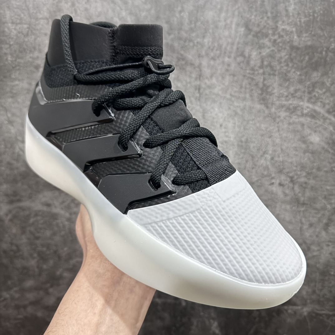 图片[3]-【纯原版】 Fear of God Athletics x Adidas Basketball FOG联名高帮篮球鞋 黑白 IE6179 年度大戏 匠心打造 开发时长超过半年 独家私模百万磨具冲刀加持 广硕原厂全套原纸板楦头开发 原厂特供皮料加持 确保原汁原味 Jerry Lorenzo备受期待的Fear of God Athletics I Basketball系列首发推出 恰如其分地命名为\”The One\”终于首次亮相 此次发布的焦点是迷人的 Carbon 碳黑配色 无缝融合了时尚和运动领域 为了体现Fear of God的独特风格 I Basketball通过时尚的低帮和独特的半透明橡胶外底展示其身份 同时以优质针织鞋面搭配氯丁橡胶鞋领和脚踝松紧绳 提升舒适度和灵活性 外搭TPU薄膜覆面 搭配Lightstrike中底 缔造顶级舒适度 该设计融入了标志性元素 如3条纹模鞋侧支撑 灵感来自Adidas三道杆 其他细节包括鞋头上的浮雕Adidas标志和鞋跟上的黑条 带有Fear of God标志SIZE：36 36.5 37.5 38 38.5 39 40 40.5 41 42 42.5 43 44 44.5 45 46 47-莆田鞋批发中心