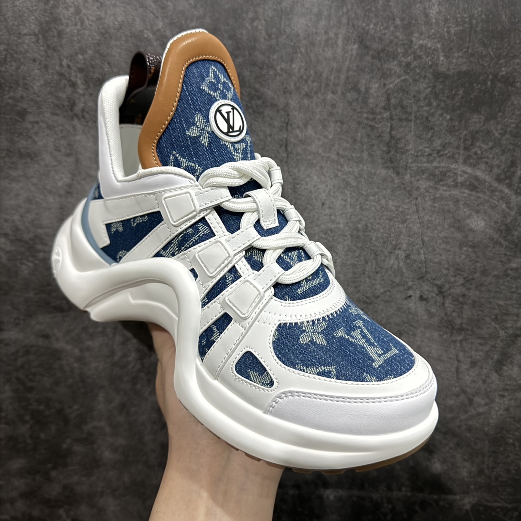 图片[3]-【黄色礼盒代购版本】LV Archlight Sneaker 拱桥系列运动老爹鞋 驴家拱桥老爹鞋充满未来感的运动鞋以弹力十足的拱形外底搭配醒目的大尺寸鞋舌与低帮构造，突显细腻的女鞋风格。”所以，也是因为其拱形鞋底、轻盈设计而得名。n这款有着夸张拱形外底、充满未来感的LV ARCHLIGHT运动鞋，如今算是红遍大江南北！LV老爹鞋是公认最显腿细的美腿神器，巨百搭、轻盈舒适，经典的拱形设计上脚立刻增高5cm，着实圈了不少粉丝。nn▪️面料：透明PVC/多种原版混合面料n▪️内里：进口原版羊皮里n▪️垫脚：原版丝绸牛皮垫n▪️大底：TPU 抽真空防滑底/耐黄底n▪️包装：全套专柜顶级原版包装n▪️鞋码：35-39码 编码：KH500530-鞋库