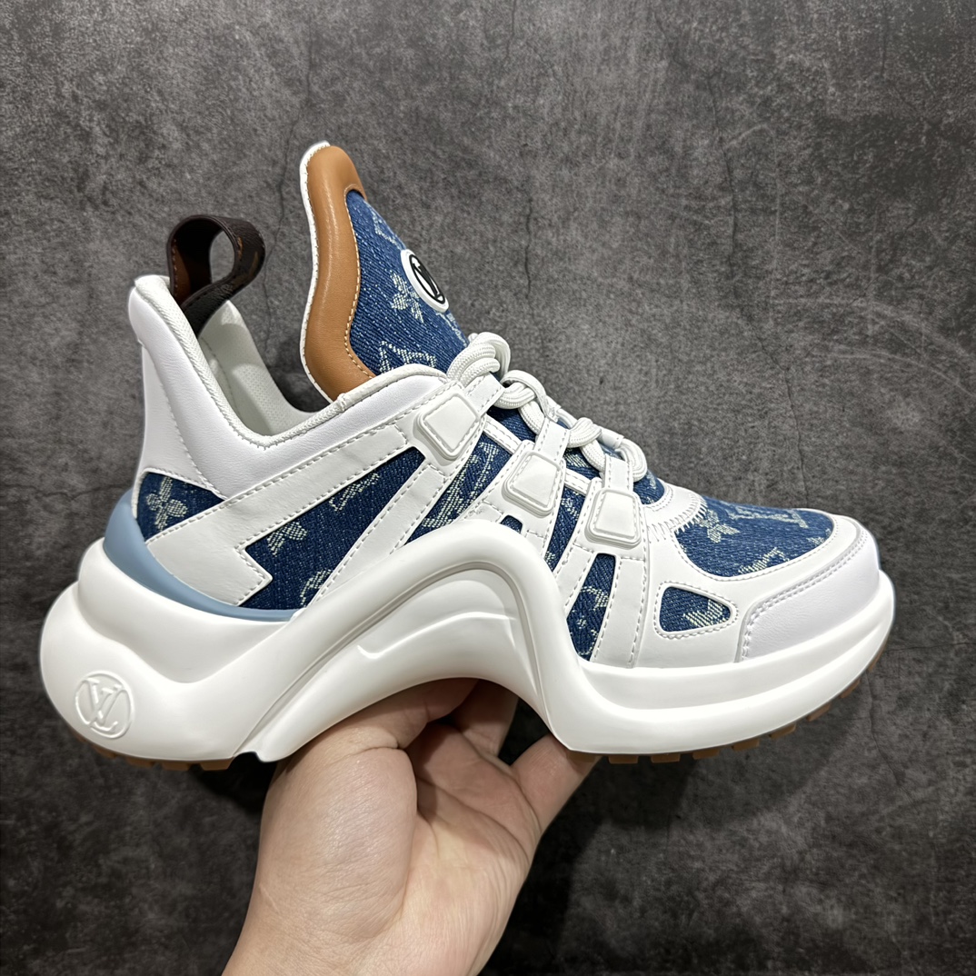 【黄色礼盒代购版本】LV Archlight Sneaker 拱桥系列运动老爹鞋 驴家拱桥老爹鞋充满未来感的运动鞋以弹力十足的拱形外底搭配醒目的大尺寸鞋舌与低帮构造，突显细腻的女鞋风格。”所以，也是因为其拱形鞋底、轻盈设计而得名。n这款有着夸张拱形外底、充满未来感的LV ARCHLIGHT运动鞋，如今算是红遍大江南北！LV老爹鞋是公认最显腿细的美腿神器，巨百搭、轻盈舒适，经典的拱形设计上脚立刻增高5cm，着实圈了不少粉丝。nn▪️面料：透明PVC/多种原版混合面料n▪️内里：进口原版羊皮里n▪️垫脚：原版丝绸牛皮垫n▪️大底：TPU 抽真空防滑底/耐黄底n▪️包装：全套专柜顶级原版包装n▪️鞋码：35-39码 编码：KH500530-鞋库