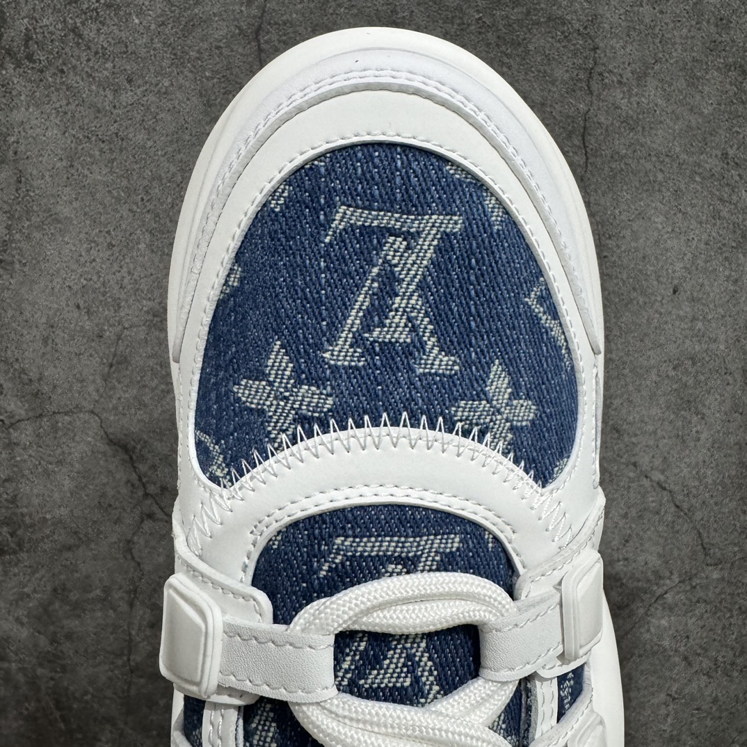 图片[5]-【黄色礼盒代购版本】LV Archlight Sneaker 拱桥系列运动老爹鞋 驴家拱桥老爹鞋充满未来感的运动鞋以弹力十足的拱形外底搭配醒目的大尺寸鞋舌与低帮构造，突显细腻的女鞋风格。”所以，也是因为其拱形鞋底、轻盈设计而得名。n这款有着夸张拱形外底、充满未来感的LV ARCHLIGHT运动鞋，如今算是红遍大江南北！LV老爹鞋是公认最显腿细的美腿神器，巨百搭、轻盈舒适，经典的拱形设计上脚立刻增高5cm，着实圈了不少粉丝。nn▪️面料：透明PVC/多种原版混合面料n▪️内里：进口原版羊皮里n▪️垫脚：原版丝绸牛皮垫n▪️大底：TPU 抽真空防滑底/耐黄底n▪️包装：全套专柜顶级原版包装n▪️鞋码：35-39码 编码：KH500530-鞋库