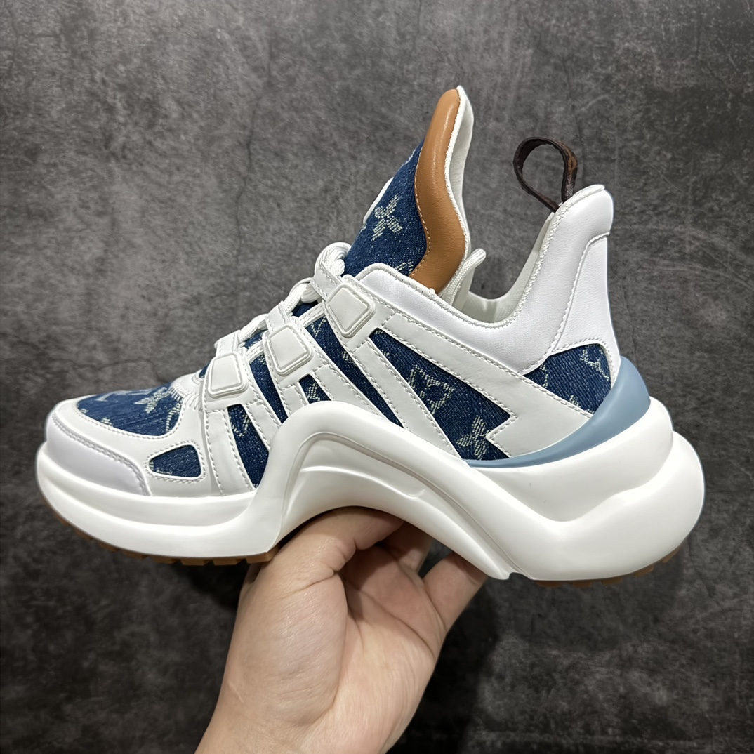 图片[2]-【黄色礼盒代购版本】LV Archlight Sneaker 拱桥系列运动老爹鞋 驴家拱桥老爹鞋充满未来感的运动鞋以弹力十足的拱形外底搭配醒目的大尺寸鞋舌与低帮构造，突显细腻的女鞋风格。”所以，也是因为其拱形鞋底、轻盈设计而得名。n这款有着夸张拱形外底、充满未来感的LV ARCHLIGHT运动鞋，如今算是红遍大江南北！LV老爹鞋是公认最显腿细的美腿神器，巨百搭、轻盈舒适，经典的拱形设计上脚立刻增高5cm，着实圈了不少粉丝。nn▪️面料：透明PVC/多种原版混合面料n▪️内里：进口原版羊皮里n▪️垫脚：原版丝绸牛皮垫n▪️大底：TPU 抽真空防滑底/耐黄底n▪️包装：全套专柜顶级原版包装n▪️鞋码：35-39码 编码：KH500530-鞋库