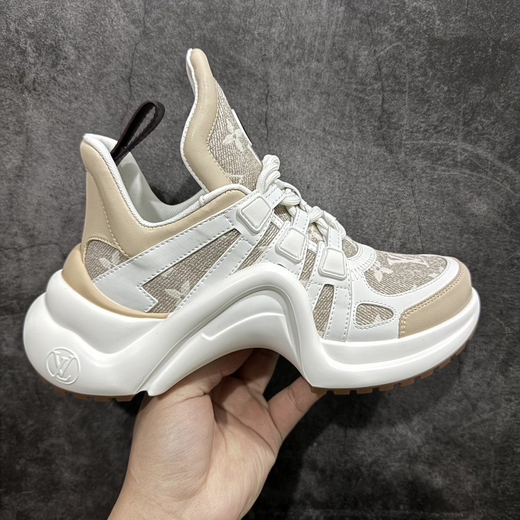 【黄色礼盒代购版本】LV Archlight Sneaker 拱桥系列运动老爹鞋 驴家拱桥老爹鞋充满未来感的运动鞋以弹力十足的拱形外底搭配醒目的大尺寸鞋舌与低帮构造，突显细腻的女鞋风格。”所以，也是因为其拱形鞋底、轻盈设计而得名。n这款有着夸张拱形外底、充满未来感的LV ARCHLIGHT运动鞋，如今算是红遍大江南北！LV老爹鞋是公认最显腿细的美腿神器，巨百搭、轻盈舒适，经典的拱形设计上脚立刻增高5cm，着实圈了不少粉丝。nn▪️面料：透明PVC/多种原版混合面料n▪️内里：进口原版羊皮里n▪️垫脚：原版丝绸牛皮垫n▪️大底：TPU 抽真空防滑底/耐黄底n▪️包装：全套专柜顶级原版包装n▪️鞋码：35-39码 编码：KH500530-鞋库