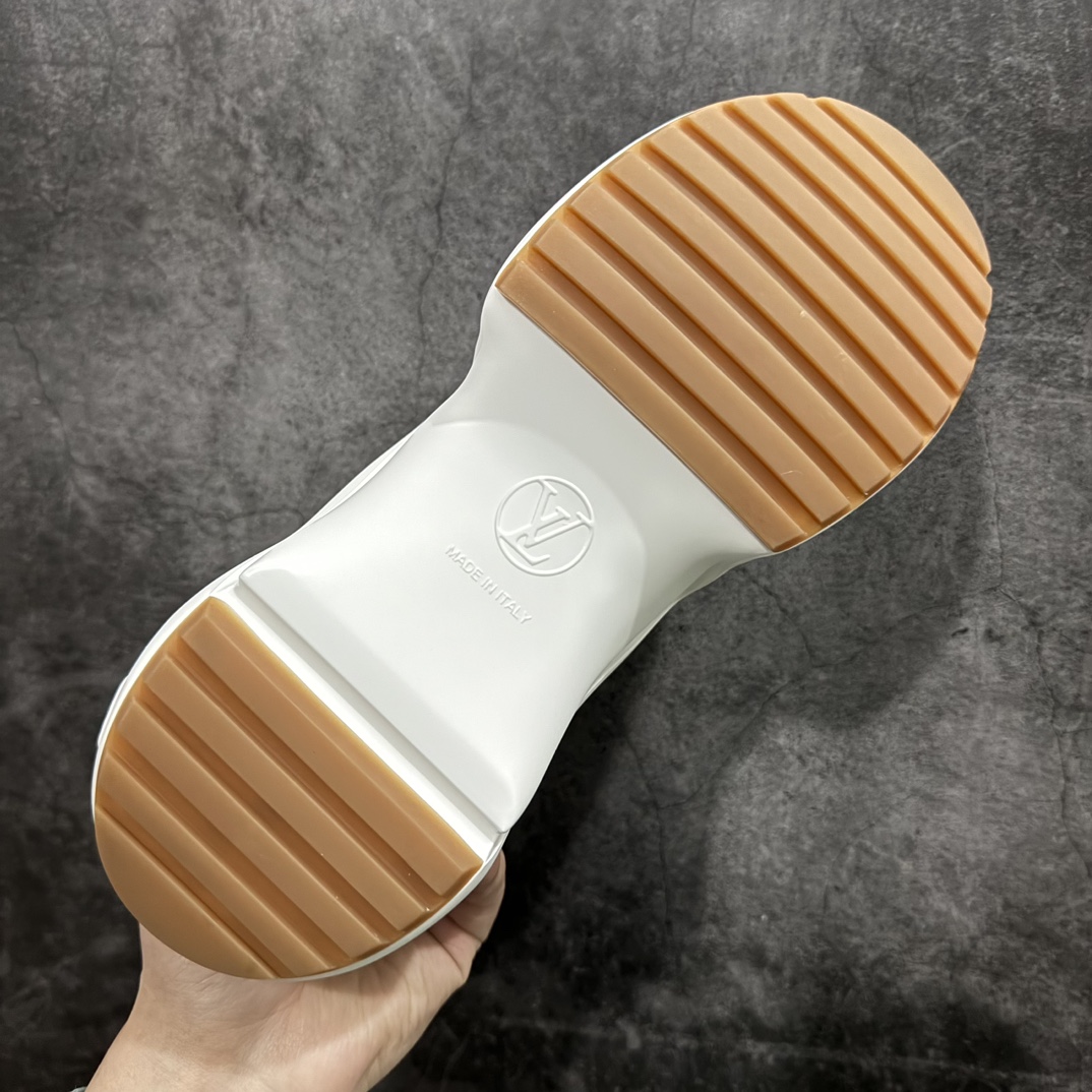 图片[9]-【黄色礼盒代购版本】LV Archlight Sneaker 拱桥系列运动老爹鞋 驴家拱桥老爹鞋充满未来感的运动鞋以弹力十足的拱形外底搭配醒目的大尺寸鞋舌与低帮构造，突显细腻的女鞋风格。”所以，也是因为其拱形鞋底、轻盈设计而得名。n这款有着夸张拱形外底、充满未来感的LV ARCHLIGHT运动鞋，如今算是红遍大江南北！LV老爹鞋是公认最显腿细的美腿神器，巨百搭、轻盈舒适，经典的拱形设计上脚立刻增高5cm，着实圈了不少粉丝。nn▪️面料：透明PVC/多种原版混合面料n▪️内里：进口原版羊皮里n▪️垫脚：原版丝绸牛皮垫n▪️大底：TPU 抽真空防滑底/耐黄底n▪️包装：全套专柜顶级原版包装n▪️鞋码：35-39码 编码：KH500530-鞋库