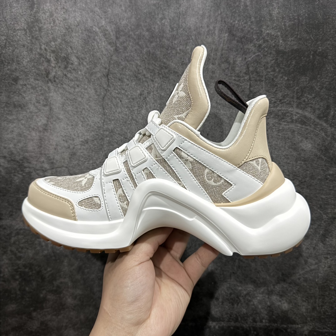 图片[2]-【黄色礼盒代购版本】LV Archlight Sneaker 拱桥系列运动老爹鞋 驴家拱桥老爹鞋充满未来感的运动鞋以弹力十足的拱形外底搭配醒目的大尺寸鞋舌与低帮构造，突显细腻的女鞋风格。”所以，也是因为其拱形鞋底、轻盈设计而得名。n这款有着夸张拱形外底、充满未来感的LV ARCHLIGHT运动鞋，如今算是红遍大江南北！LV老爹鞋是公认最显腿细的美腿神器，巨百搭、轻盈舒适，经典的拱形设计上脚立刻增高5cm，着实圈了不少粉丝。nn▪️面料：透明PVC/多种原版混合面料n▪️内里：进口原版羊皮里n▪️垫脚：原版丝绸牛皮垫n▪️大底：TPU 抽真空防滑底/耐黄底n▪️包装：全套专柜顶级原版包装n▪️鞋码：35-39码 编码：KH500530-鞋库