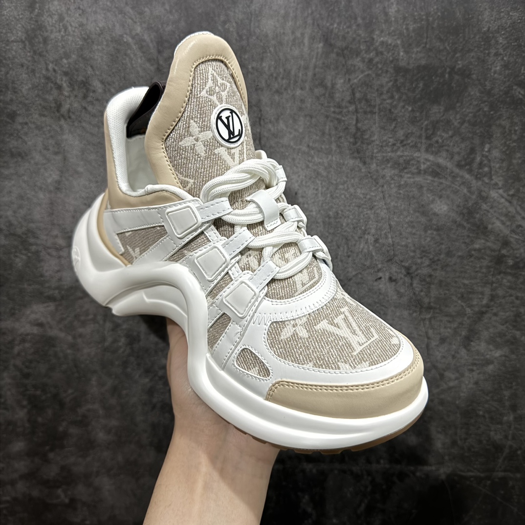 图片[3]-【黄色礼盒代购版本】LV Archlight Sneaker 拱桥系列运动老爹鞋 驴家拱桥老爹鞋充满未来感的运动鞋以弹力十足的拱形外底搭配醒目的大尺寸鞋舌与低帮构造，突显细腻的女鞋风格。”所以，也是因为其拱形鞋底、轻盈设计而得名。n这款有着夸张拱形外底、充满未来感的LV ARCHLIGHT运动鞋，如今算是红遍大江南北！LV老爹鞋是公认最显腿细的美腿神器，巨百搭、轻盈舒适，经典的拱形设计上脚立刻增高5cm，着实圈了不少粉丝。nn▪️面料：透明PVC/多种原版混合面料n▪️内里：进口原版羊皮里n▪️垫脚：原版丝绸牛皮垫n▪️大底：TPU 抽真空防滑底/耐黄底n▪️包装：全套专柜顶级原版包装n▪️鞋码：35-39码 编码：KH500530-鞋库