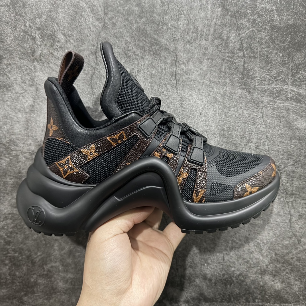 【黄色礼盒代购版本】LV Archlight Sneaker 拱桥系列运动老爹鞋 驴家拱桥老爹鞋充满未来感的运动鞋以弹力十足的拱形外底搭配醒目的大尺寸鞋舌与低帮构造，突显细腻的女鞋风格。”所以，也是因为其拱形鞋底、轻盈设计而得名。n这款有着夸张拱形外底、充满未来感的LV ARCHLIGHT运动鞋，如今算是红遍大江南北！LV老爹鞋是公认最显腿细的美腿神器，巨百搭、轻盈舒适，经典的拱形设计上脚立刻增高5cm，着实圈了不少粉丝。nn▪️面料：透明PVC/多种原版混合面料n▪️内里：进口原版羊皮里n▪️垫脚：原版丝绸牛皮垫n▪️大底：TPU 抽真空防滑底/耐黄底n▪️包装：全套专柜顶级原版包装n▪️鞋码：35-39码 编码：KH500530-鞋库