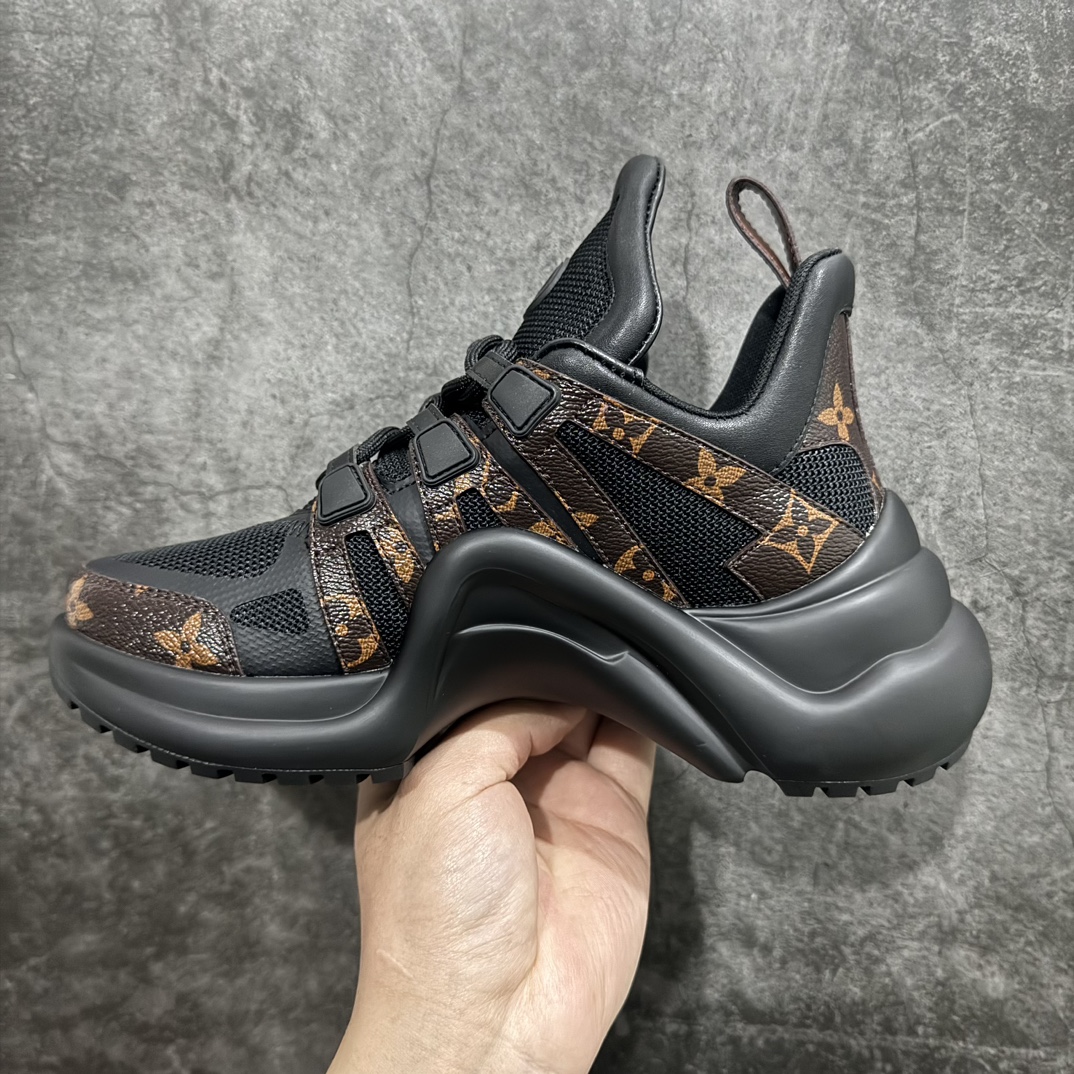 图片[2]-【黄色礼盒代购版本】LV Archlight Sneaker 拱桥系列运动老爹鞋 驴家拱桥老爹鞋充满未来感的运动鞋以弹力十足的拱形外底搭配醒目的大尺寸鞋舌与低帮构造，突显细腻的女鞋风格。”所以，也是因为其拱形鞋底、轻盈设计而得名。n这款有着夸张拱形外底、充满未来感的LV ARCHLIGHT运动鞋，如今算是红遍大江南北！LV老爹鞋是公认最显腿细的美腿神器，巨百搭、轻盈舒适，经典的拱形设计上脚立刻增高5cm，着实圈了不少粉丝。nn▪️面料：透明PVC/多种原版混合面料n▪️内里：进口原版羊皮里n▪️垫脚：原版丝绸牛皮垫n▪️大底：TPU 抽真空防滑底/耐黄底n▪️包装：全套专柜顶级原版包装n▪️鞋码：35-39码 编码：KH500530-鞋库