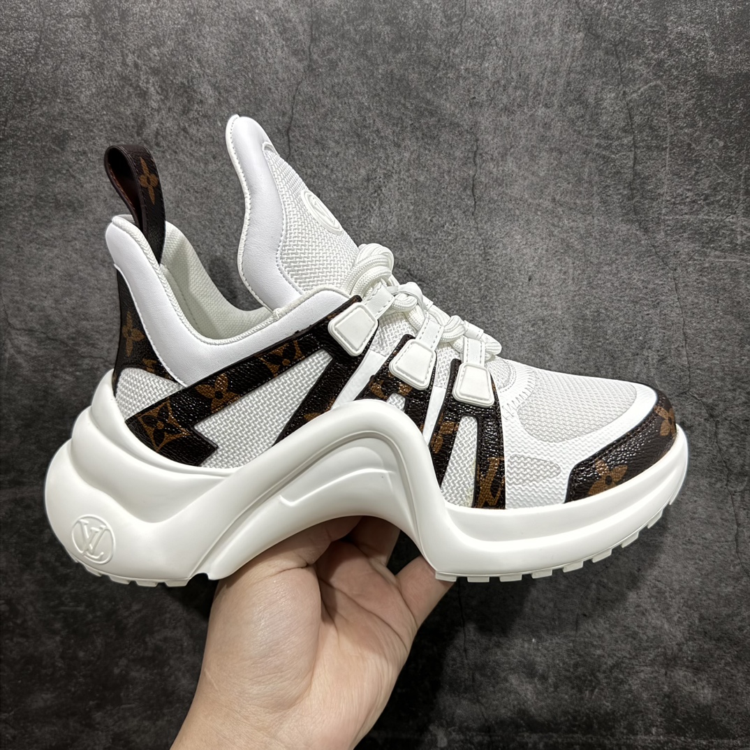 【黄色礼盒代购版本】LV Archlight Sneaker 拱桥系列运动老爹鞋 驴家拱桥老爹鞋充满未来感的运动鞋以弹力十足的拱形外底搭配醒目的大尺寸鞋舌与低帮构造，突显细腻的女鞋风格。”所以，也是因为其拱形鞋底、轻盈设计而得名。n这款有着夸张拱形外底、充满未来感的LV ARCHLIGHT运动鞋，如今算是红遍大江南北！LV老爹鞋是公认最显腿细的美腿神器，巨百搭、轻盈舒适，经典的拱形设计上脚立刻增高5cm，着实圈了不少粉丝。nn▪️面料：透明PVC/多种原版混合面料n▪️内里：进口原版羊皮里n▪️垫脚：原版丝绸牛皮垫n▪️大底：TPU 抽真空防滑底/耐黄底n▪️包装：全套专柜顶级原版包装n▪️鞋码：35-39码 编码：KH500530-鞋库