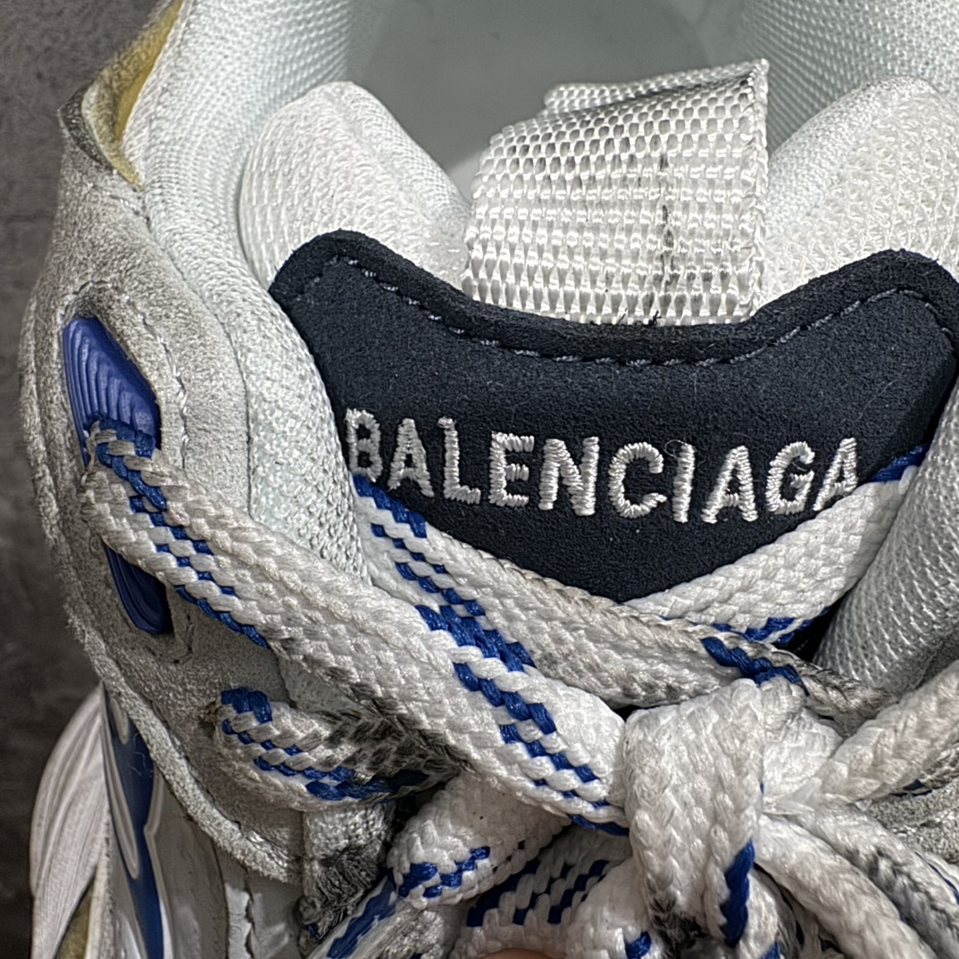 图片[7]-【总裁版】Balenciaga CARGO Sneaker 巴黎世家十一代圆头系带舒适百搭低帮生活休闲鞋老爹鞋n天花板品质来袭 全套原纸板楦头开发 最原汁原味的灵魂版型全鞋荧光划线卡点 胶水把控整洁度追求极致完美n 每一双都是工艺品 多重QC质检超越公司货的品控标准 实实在在的免检产品原盒原配 正确字体电绣 粗细、位置、大小正确 侧边TPU 透气孔匹配意产原版 正确分离大底 TPU软底 原版一致大底LOGO 立体感十足 原厂皮料水洗做旧 采购原厂网纱n这款超细纤维和网布工装运动鞋 来自 Balenciaga 2024年夏季系列 其前卫的设计、夸张的体积和反光细节赋予其特别的轮廓 在 2024 夏季系列的秀场上 我们看到了睽违已久的新款运动鞋 Cargo Sneaker 看鞋名便可猜想 延续 3XL 经典设计 这似乎是一双天生为阔腿 Cargo 而生的鞋款 并且它比起 3XL 本就极度夸张的造型更加夸张 拥有更大的鞋底面积以及更为上翘的鞋头 堪称「5XL」外观设计上除了「比大更大」做旧的厚网布鞋面 还有一种经典 Track 鞋款融合 New Balance 9060 中底之即视感 标志性 Sporty B Logo 置于鞋面中间 再加上明显提高的中底厚度 你也不用害怕与3XL难以分辨  尺码：35/46 编码：MK540560n-莆田鞋批发中心