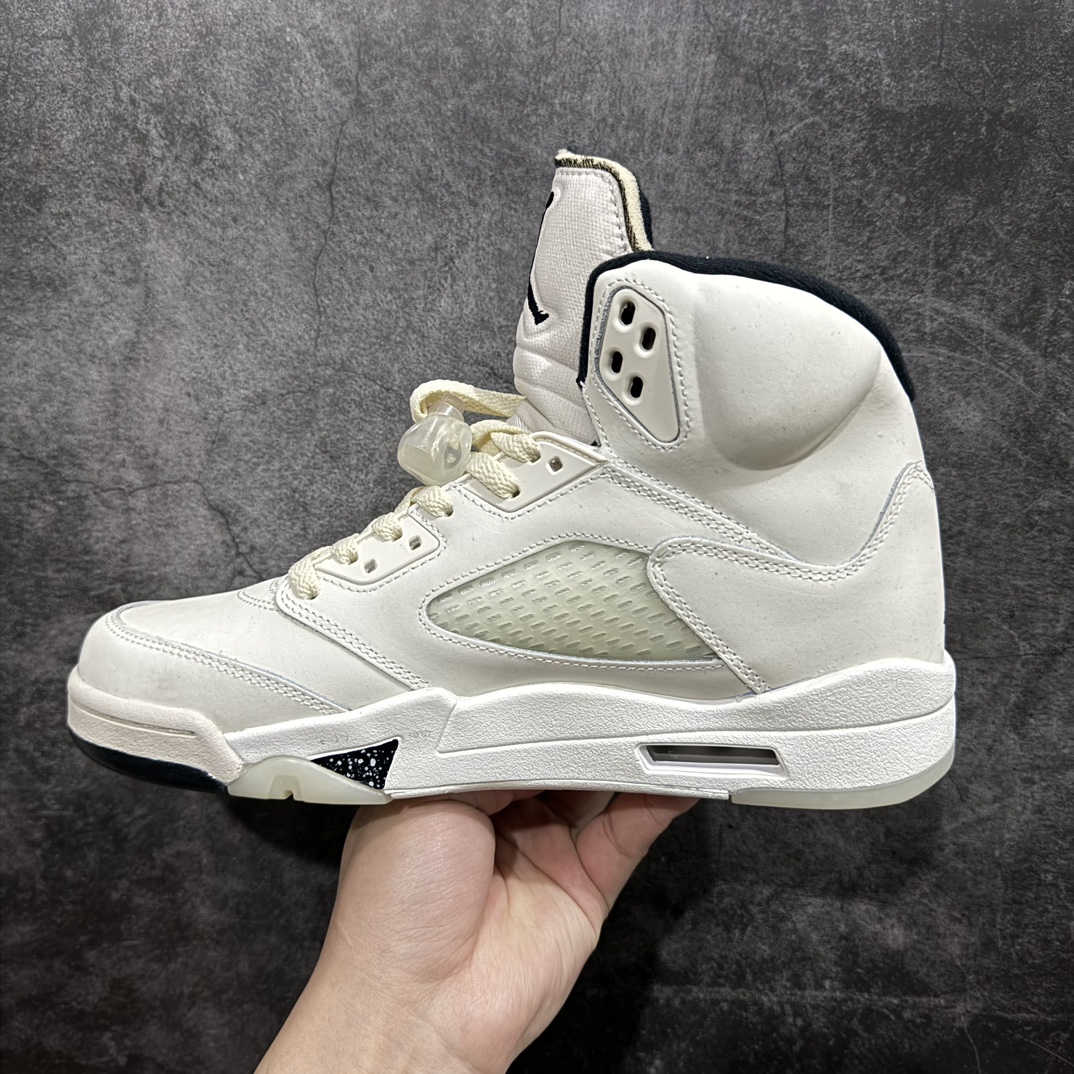 图片[2]-【外贸纯原版】Air Jordan 5 Retro 高帮 米棕色 AJ5 乔丹5代 aj5 乔5 高邦 米棕色 乔丹篮球鞋系列 鞋身整体选用米白色配色示人，让人印象深刻；整体在白色的基础上，饰以皮革材质进行呈现，之后，在内衬、中底鲨鱼锯齿上分别饰有黑色点缀，与鞋舌上的JJumpman Logo颜色恰好呼应。与此同时，中底还融入黑色凸显主题，而在外底上则延续经典的水晶底搭配，黑色Jumpmann Logo标志十分吸睛。后跟位置可以看到黑色的Jumpman Logo标志，再次呼应主题。 货号：FN7405-100 尺码：40 40.5 41 42 42.5 43 44 44.5 45 46 47.5 编码：777420450-莆田鞋批发中心