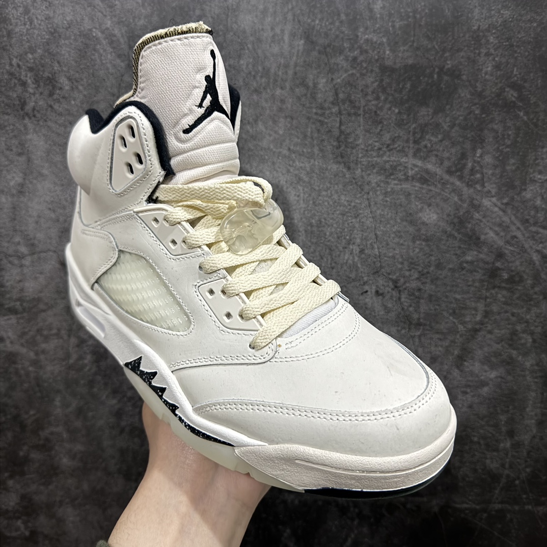 图片[3]-【外贸纯原版】Air Jordan 5 Retro 高帮 米棕色 AJ5 乔丹5代 aj5 乔5 高邦 米棕色 乔丹篮球鞋系列 鞋身整体选用米白色配色示人，让人印象深刻；整体在白色的基础上，饰以皮革材质进行呈现，之后，在内衬、中底鲨鱼锯齿上分别饰有黑色点缀，与鞋舌上的JJumpman Logo颜色恰好呼应。与此同时，中底还融入黑色凸显主题，而在外底上则延续经典的水晶底搭配，黑色Jumpmann Logo标志十分吸睛。后跟位置可以看到黑色的Jumpman Logo标志，再次呼应主题。 货号：FN7405-100 尺码：40 40.5 41 42 42.5 43 44 44.5 45 46 47.5 编码：777420450-莆田鞋批发中心