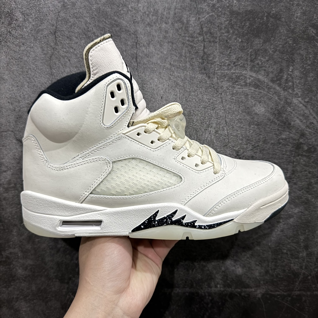 【外贸纯原版】Air Jordan 5 Retro 高帮 米棕色 AJ5 乔丹5代 aj5 乔5 高邦 米棕色 乔丹篮球鞋系列 鞋身整体选用米白色配色示人，让人印象深刻；整体在白色的基础上，饰以皮革材质进行呈现，之后，在内衬、中底鲨鱼锯齿上分别饰有黑色点缀，与鞋舌上的JJumpman Logo颜色恰好呼应。与此同时，中底还融入黑色凸显主题，而在外底上则延续经典的水晶底搭配，黑色Jumpmann Logo标志十分吸睛。后跟位置可以看到黑色的Jumpman Logo标志，再次呼应主题。 货号：FN7405-100 尺码：40 40.5 41 42 42.5 43 44 44.5 45 46 47.5 编码：777420450-莆田鞋批发中心