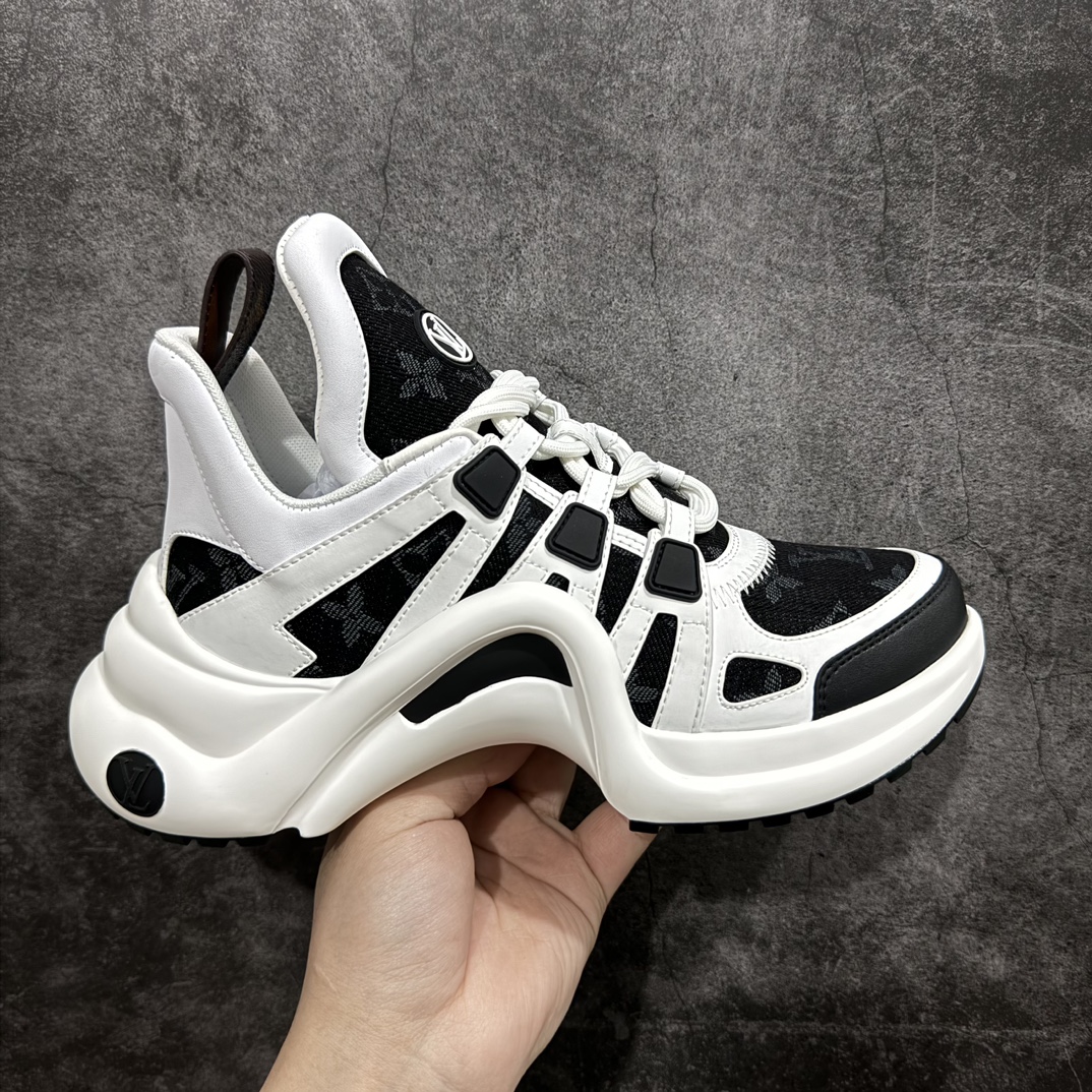 【黄色礼盒代购版本】LV Archlight Sneaker 拱桥系列运动老爹鞋 驴家拱桥老爹鞋充满未来感的运动鞋以弹力十足的拱形外底搭配醒目的大尺寸鞋舌与低帮构造，突显细腻的女鞋风格。”所以，也是因为其拱形鞋底、轻盈设计而得名。n这款有着夸张拱形外底、充满未来感的LV ARCHLIGHT运动鞋，如今算是红遍大江南北！LV老爹鞋是公认最显腿细的美腿神器，巨百搭、轻盈舒适，经典的拱形设计上脚立刻增高5cm，着实圈了不少粉丝。nn▪️面料：透明PVC/多种原版混合面料n▪️内里：进口原版羊皮里n▪️垫脚：原版丝绸牛皮垫n▪️大底：TPU 抽真空防滑底/耐黄底n▪️包装：全套专柜顶级原版包装n▪️鞋码：35-39码 编码：KH500530-鞋库