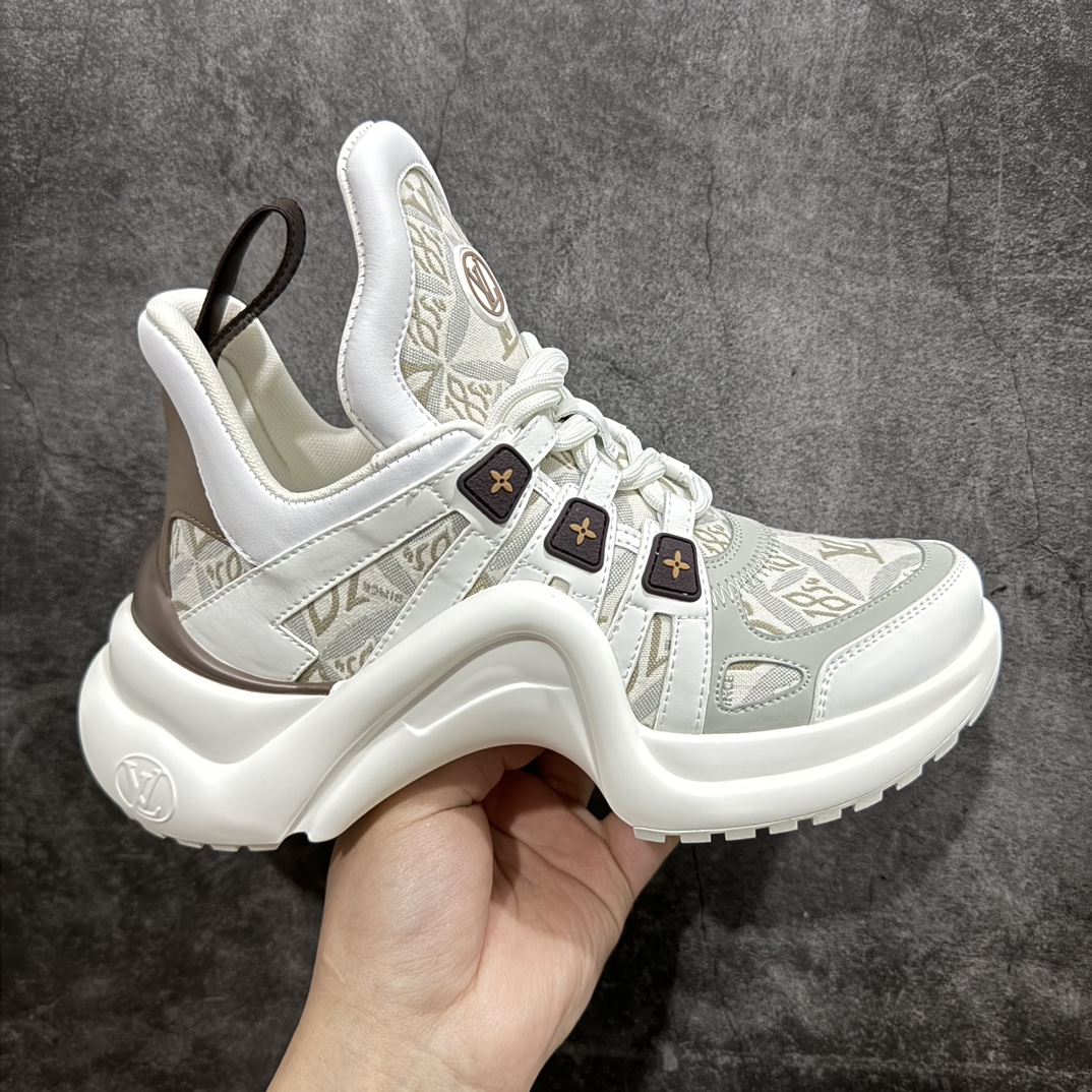 【黄色礼盒代购版本】LV Archlight Sneaker 拱桥系列运动老爹鞋 驴家拱桥老爹鞋充满未来感的运动鞋以弹力十足的拱形外底搭配醒目的大尺寸鞋舌与低帮构造，突显细腻的女鞋风格。”所以，也是因为其拱形鞋底、轻盈设计而得名。n这款有着夸张拱形外底、充满未来感的LV ARCHLIGHT运动鞋，如今算是红遍大江南北！LV老爹鞋是公认最显腿细的美腿神器，巨百搭、轻盈舒适，经典的拱形设计上脚立刻增高5cm，着实圈了不少粉丝。nn▪️面料：透明PVC/多种原版混合面料n▪️内里：进口原版羊皮里n▪️垫脚：原版丝绸牛皮垫n▪️大底：TPU 抽真空防滑底/耐黄底n▪️包装：全套专柜顶级原版包装n▪️鞋码：35-39码 编码：KH500530-莆田鞋批发中心