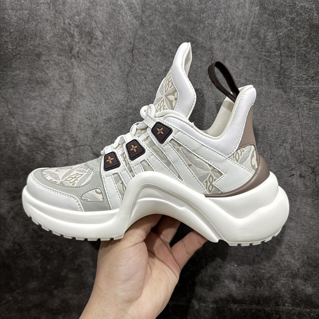 图片[2]-【黄色礼盒代购版本】LV Archlight Sneaker 拱桥系列运动老爹鞋 驴家拱桥老爹鞋充满未来感的运动鞋以弹力十足的拱形外底搭配醒目的大尺寸鞋舌与低帮构造，突显细腻的女鞋风格。”所以，也是因为其拱形鞋底、轻盈设计而得名。n这款有着夸张拱形外底、充满未来感的LV ARCHLIGHT运动鞋，如今算是红遍大江南北！LV老爹鞋是公认最显腿细的美腿神器，巨百搭、轻盈舒适，经典的拱形设计上脚立刻增高5cm，着实圈了不少粉丝。nn▪️面料：透明PVC/多种原版混合面料n▪️内里：进口原版羊皮里n▪️垫脚：原版丝绸牛皮垫n▪️大底：TPU 抽真空防滑底/耐黄底n▪️包装：全套专柜顶级原版包装n▪️鞋码：35-39码 编码：KH500530-莆田鞋批发中心