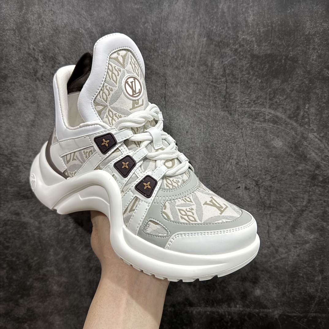 图片[3]-【黄色礼盒代购版本】LV Archlight Sneaker 拱桥系列运动老爹鞋 驴家拱桥老爹鞋充满未来感的运动鞋以弹力十足的拱形外底搭配醒目的大尺寸鞋舌与低帮构造，突显细腻的女鞋风格。”所以，也是因为其拱形鞋底、轻盈设计而得名。n这款有着夸张拱形外底、充满未来感的LV ARCHLIGHT运动鞋，如今算是红遍大江南北！LV老爹鞋是公认最显腿细的美腿神器，巨百搭、轻盈舒适，经典的拱形设计上脚立刻增高5cm，着实圈了不少粉丝。nn▪️面料：透明PVC/多种原版混合面料n▪️内里：进口原版羊皮里n▪️垫脚：原版丝绸牛皮垫n▪️大底：TPU 抽真空防滑底/耐黄底n▪️包装：全套专柜顶级原版包装n▪️鞋码：35-39码 编码：KH500530-鞋库