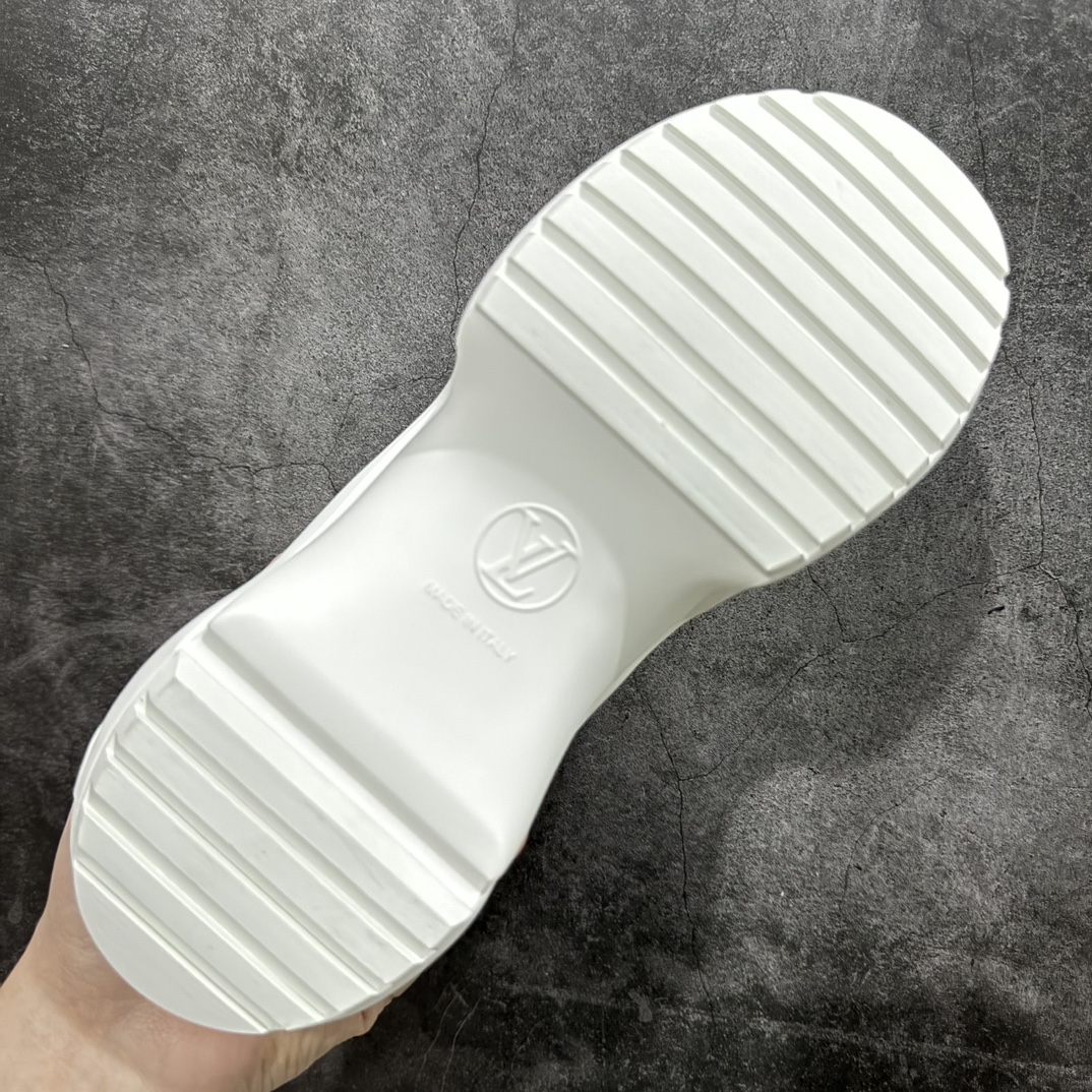 图片[8]-【黄色礼盒代购版本】LV Archlight Sneaker 拱桥系列运动老爹鞋 驴家拱桥老爹鞋充满未来感的运动鞋以弹力十足的拱形外底搭配醒目的大尺寸鞋舌与低帮构造，突显细腻的女鞋风格。”所以，也是因为其拱形鞋底、轻盈设计而得名。n这款有着夸张拱形外底、充满未来感的LV ARCHLIGHT运动鞋，如今算是红遍大江南北！LV老爹鞋是公认最显腿细的美腿神器，巨百搭、轻盈舒适，经典的拱形设计上脚立刻增高5cm，着实圈了不少粉丝。nn▪️面料：透明PVC/多种原版混合面料n▪️内里：进口原版羊皮里n▪️垫脚：原版丝绸牛皮垫n▪️大底：TPU 抽真空防滑底/耐黄底n▪️包装：全套专柜顶级原版包装n▪️鞋码：35-39码 编码：KH500530-鞋库