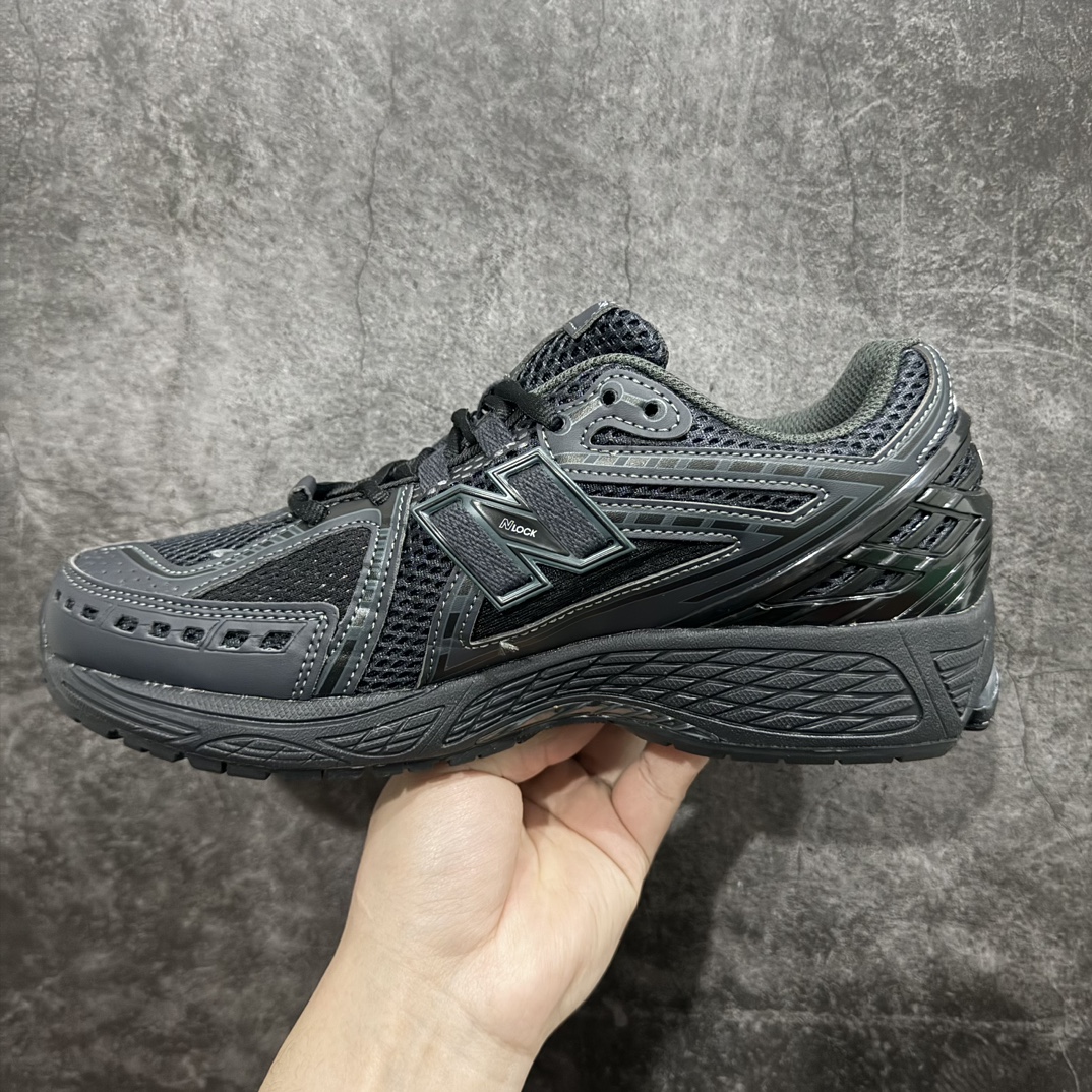 CDGxNewBalance/新百伦1906R白黑M1906RCM鞋侧N字Logo装饰有N-Lock字样