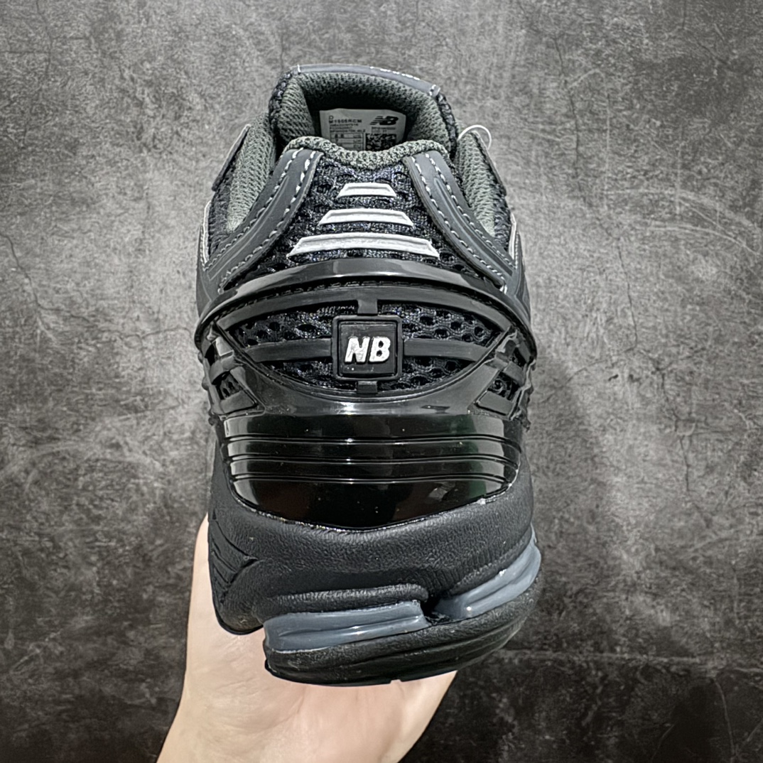 CDGxNewBalance/新百伦1906R白黑M1906RCM鞋侧N字Logo装饰有N-Lock字样