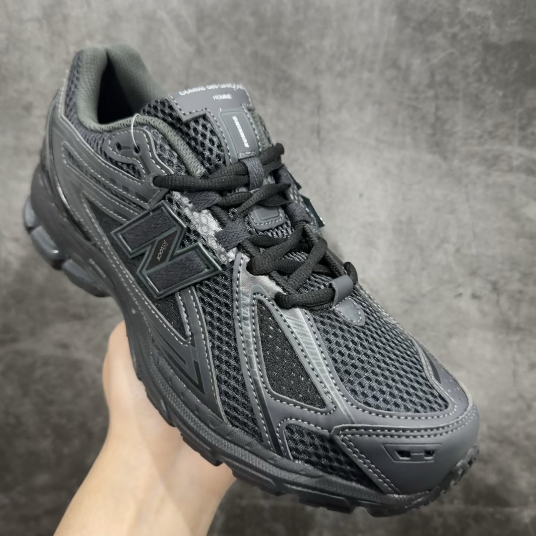 CDGxNewBalance/新百伦1906R白黑M1906RCM鞋侧N字Logo装饰有N-Lock字样