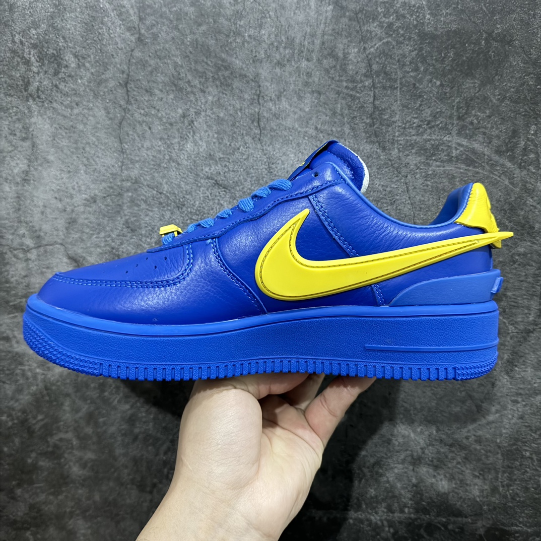 图片[2]-【DT纯原版】AMBUSH x NK Air Force 1 Low 空军一号低帮运动板鞋 联名大钩蓝黄色 DV3464-400nn目前市场最好版本 清洁度比市场货高太多n皮料升级与原版一致 鞋型版型各方面无可挑剔💪🏻n 全套原原楦纸版 原厂Prime Asia贝利进口皮料加持 越南原大装底数据 私模大底最大开发至47.5 左右脚Logo不同 注意区分 全鞋电脑针车 工整有序 视觉效果满分 新版鞋撑改用纸团代替 原厂港宝加持完美还原灵魂版型 原盒原配从里到外百分百还原 所有细节均可匹配公司原版 发外贸可100%充正SIZE：36 36.5 37.5 38 38.5 39 40 40.5 41 42 42.5 43 44 44.5 45 46 47.5 编码：DT400430-莆田鞋批发中心