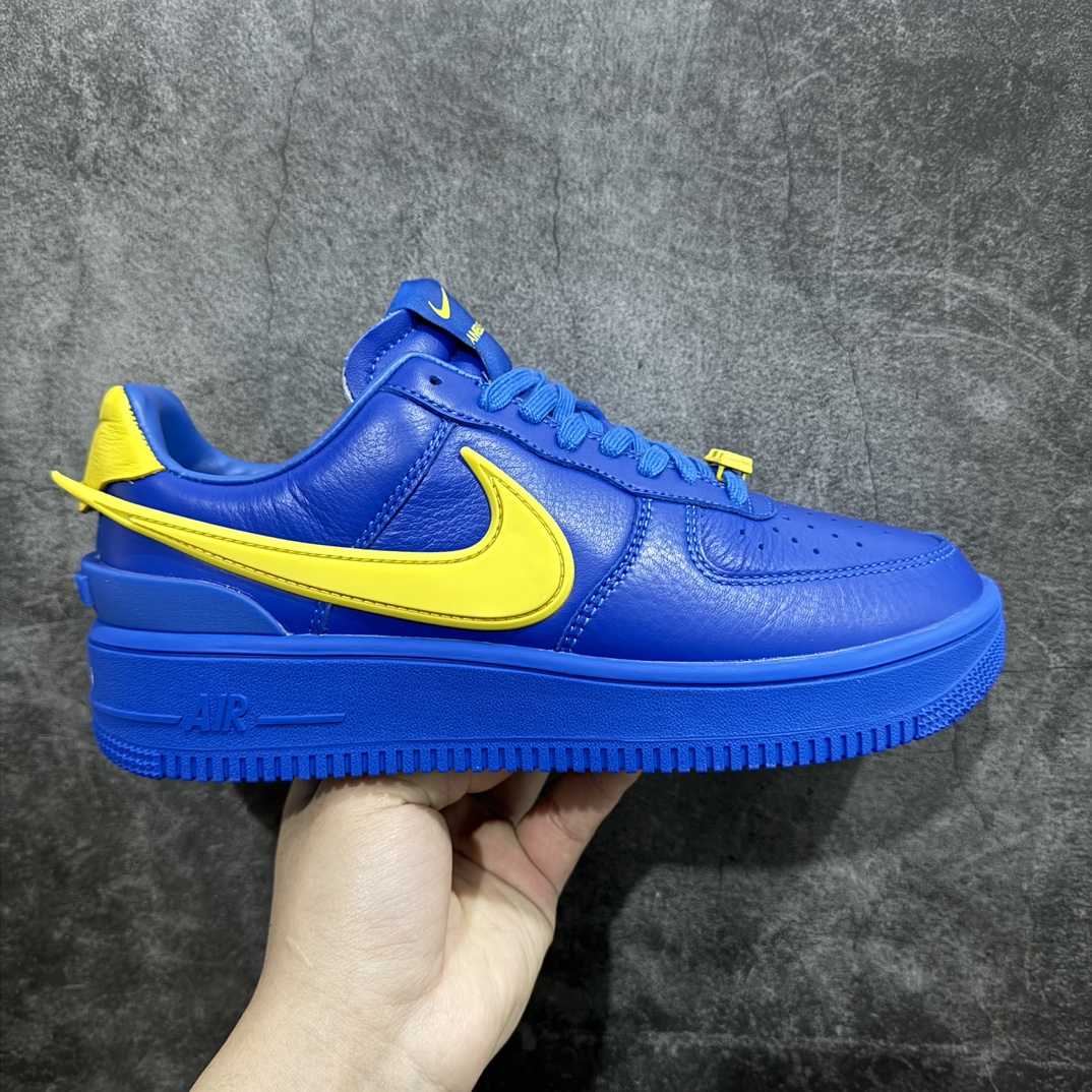 【DT纯原版】AMBUSH x NK Air Force 1 Low 空军一号低帮运动板鞋 联名大钩蓝黄色 DV3464-400nn目前市场最好版本 清洁度比市场货高太多n皮料升级与原版一致 鞋型版型各方面无可挑剔💪🏻n 全套原原楦纸版 原厂Prime Asia贝利进口皮料加持 越南原大装底数据 私模大底最大开发至47.5 左右脚Logo不同 注意区分 全鞋电脑针车 工整有序 视觉效果满分 新版鞋撑改用纸团代替 原厂港宝加持完美还原灵魂版型 原盒原配从里到外百分百还原 所有细节均可匹配公司原版 发外贸可100%充正SIZE：36 36.5 37.5 38 38.5 39 40 40.5 41 42 42.5 43 44 44.5 45 46 47.5 编码：DT400430-莆田鞋批发中心