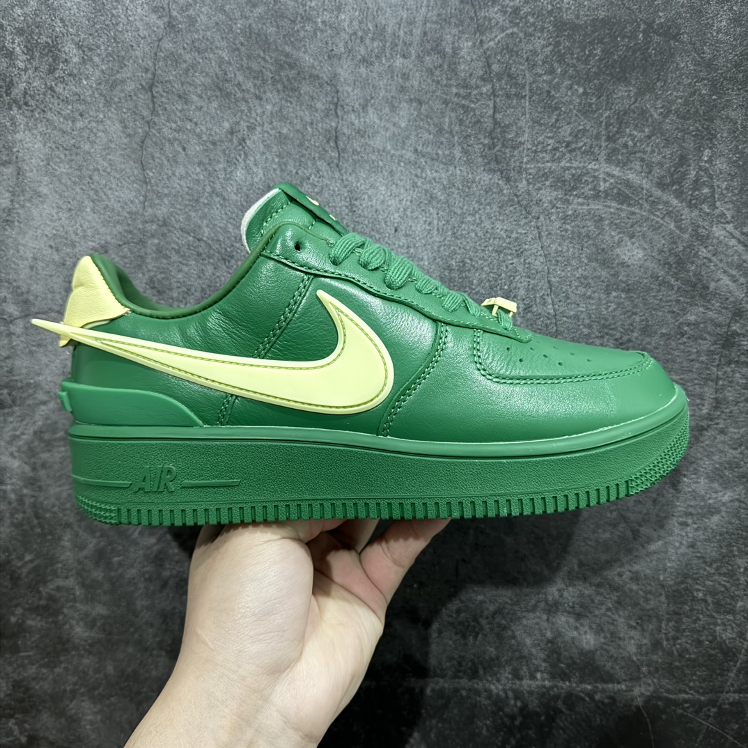 【DT纯原版】AMBUSH x NK Air Force 1 Low 空军一号低帮运动板鞋 联名大钩绿色 DV3464-300nn目前市场最好版本 清洁度比市场货高太多n皮料升级与原版一致 鞋型版型各方面无可挑剔💪🏻n 全套原原楦纸版 原厂Prime Asia贝利进口皮料加持 越南原大装底数据 私模大底最大开发至47.5 左右脚Logo不同 注意区分 全鞋电脑针车 工整有序 视觉效果满分 新版鞋撑改用纸团代替 原厂港宝加持完美还原灵魂版型 原盒原配从里到外百分百还原 所有细节均可匹配公司原版 发外贸可100%充正SIZE：36 36.5 37.5 38 38.5 39 40 40.5 41 42 42.5 43 44 44.5 45 46 47.5 编码：DT400430-莆田鞋批发中心