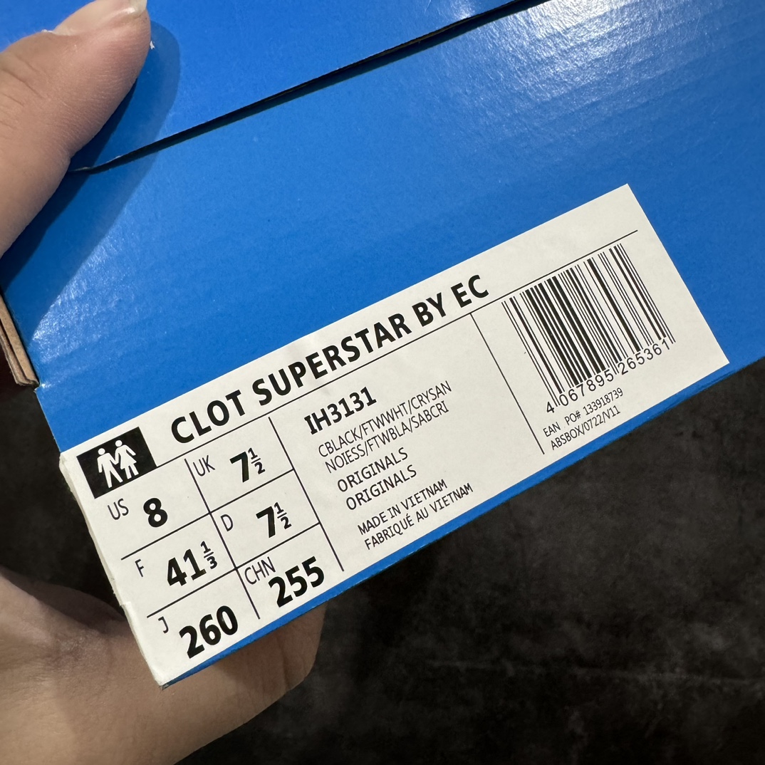 图片[8]-【纯原YH版本】CLOT x Adidas originals Superstar 圆头舒适 防滑耐磨 低帮 板鞋货号: IH3131n 尺码 :36 37 38 39 40 41 42 43 44 45n鞋身整体以adidas经典的\”Superstar\”为蓝本设计，将标志性的贝壳头重新演绎，鞋面以黑色为主，搭配白色三道杠Logon鞋舌部分还带有特殊的流苏细节，上面带有双方Logo，彰显联名身份。n最大的亮点就是鞋底部分，除了中底增高外还带有特殊的\”鲨鱼锯齿\”设计，辨识度直接拉满了！ 编码：DF400420-鞋库