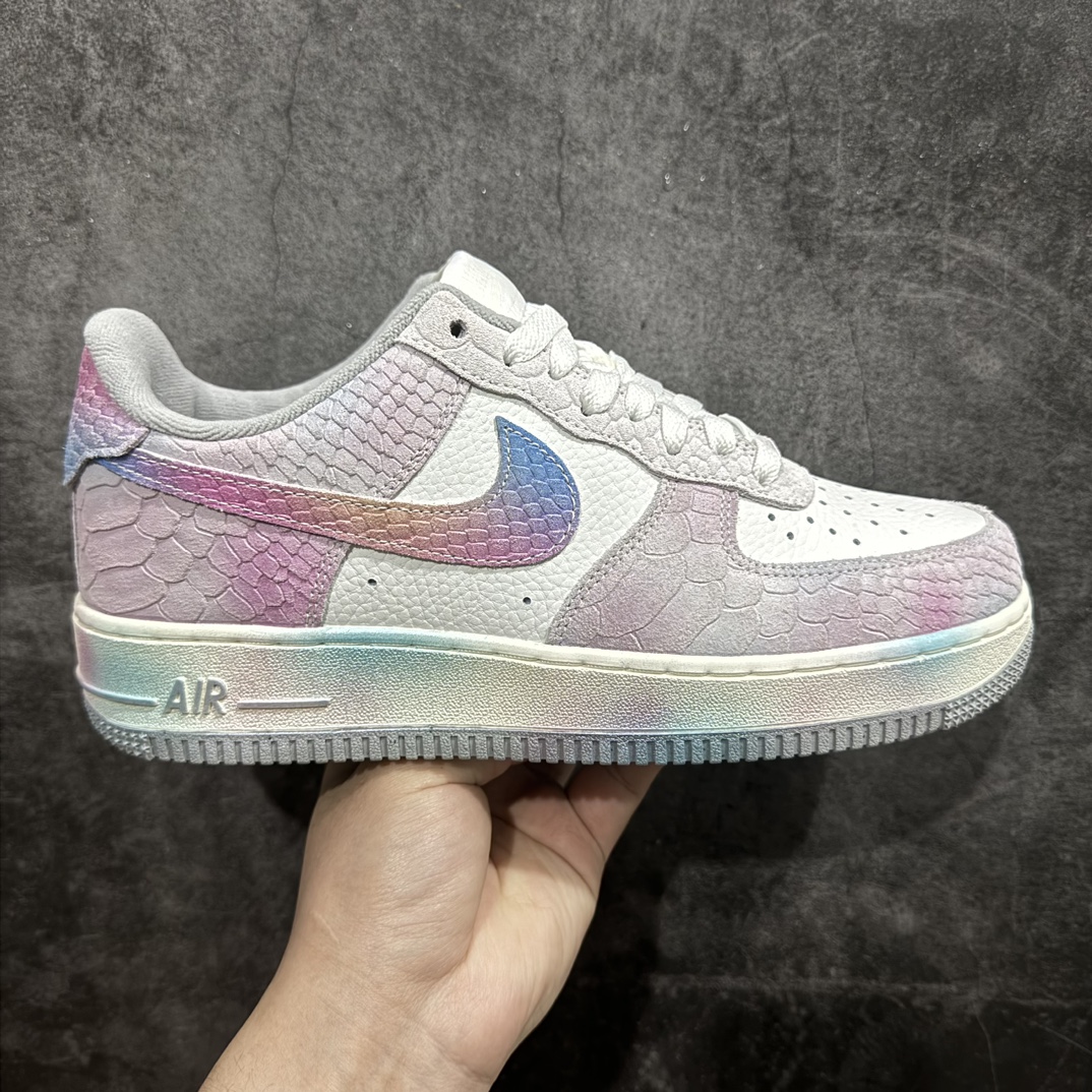 【公司级】Nk Air Force 1\’07 Low 龙年限定 七彩配色 空军一号低帮休闲运动板鞋 DX2678-100n鞋身以龙年主题为主，材质方面则以荔枝皮搭配特殊的龙纹皮革拼接设计，质感十分奢华！。 尺码：36 36.5 37.5 38 38.5 39 40 40.5 41 42 42.5 43 44 44.5 45  编码：LF290300-鞋库