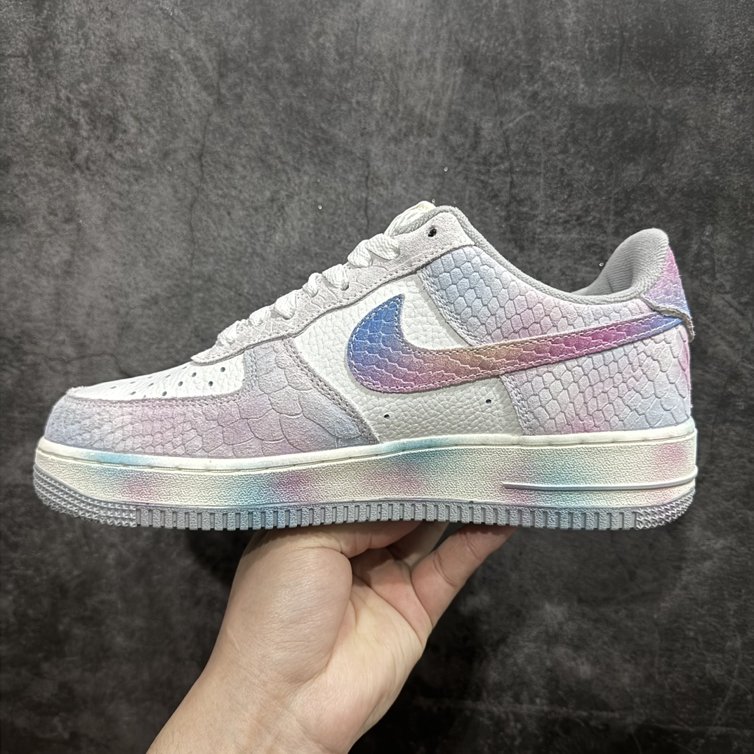 图片[2]-【公司级】Nk Air Force 1\’07 Low 龙年限定 七彩配色 空军一号低帮休闲运动板鞋 DX2678-100n鞋身以龙年主题为主，材质方面则以荔枝皮搭配特殊的龙纹皮革拼接设计，质感十分奢华！。 尺码：36 36.5 37.5 38 38.5 39 40 40.5 41 42 42.5 43 44 44.5 45  编码：LF290300-鞋库