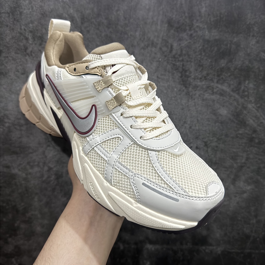 图片[3]-【公司级】NK V2k Runtekk \”Summit White Metallic Silver\’\’复古老爹鞋跑步鞋白灰棕 FD0736-103n正确组合底区分市场提前出的一体的大底n材质上使用大面积网眼 皮革 TPU 组成支撑和透气性肯定不错中底处由 Cushlon 泡绵打造保证在压马路时可以提供优秀脚感并通过一手做旧氧化效果突出复古感中底造型很容易让大家联想到巴黎世家3XL 增高效果同样不能忽视 尺码：36 36.5 37.5 38 38.5 39 40 40.5 41 42 42.5 43 44 44.5 45 编码：YX230250-莆田鞋批发中心