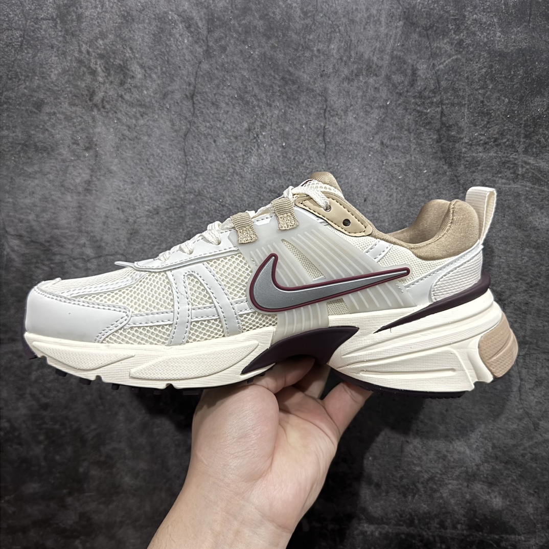 图片[2]-【公司级】NK V2k Runtekk \”Summit White Metallic Silver\’\’复古老爹鞋跑步鞋白灰棕 FD0736-103n正确组合底区分市场提前出的一体的大底n材质上使用大面积网眼 皮革 TPU 组成支撑和透气性肯定不错中底处由 Cushlon 泡绵打造保证在压马路时可以提供优秀脚感并通过一手做旧氧化效果突出复古感中底造型很容易让大家联想到巴黎世家3XL 增高效果同样不能忽视 尺码：36 36.5 37.5 38 38.5 39 40 40.5 41 42 42.5 43 44 44.5 45 编码：YX230250-莆田鞋批发中心