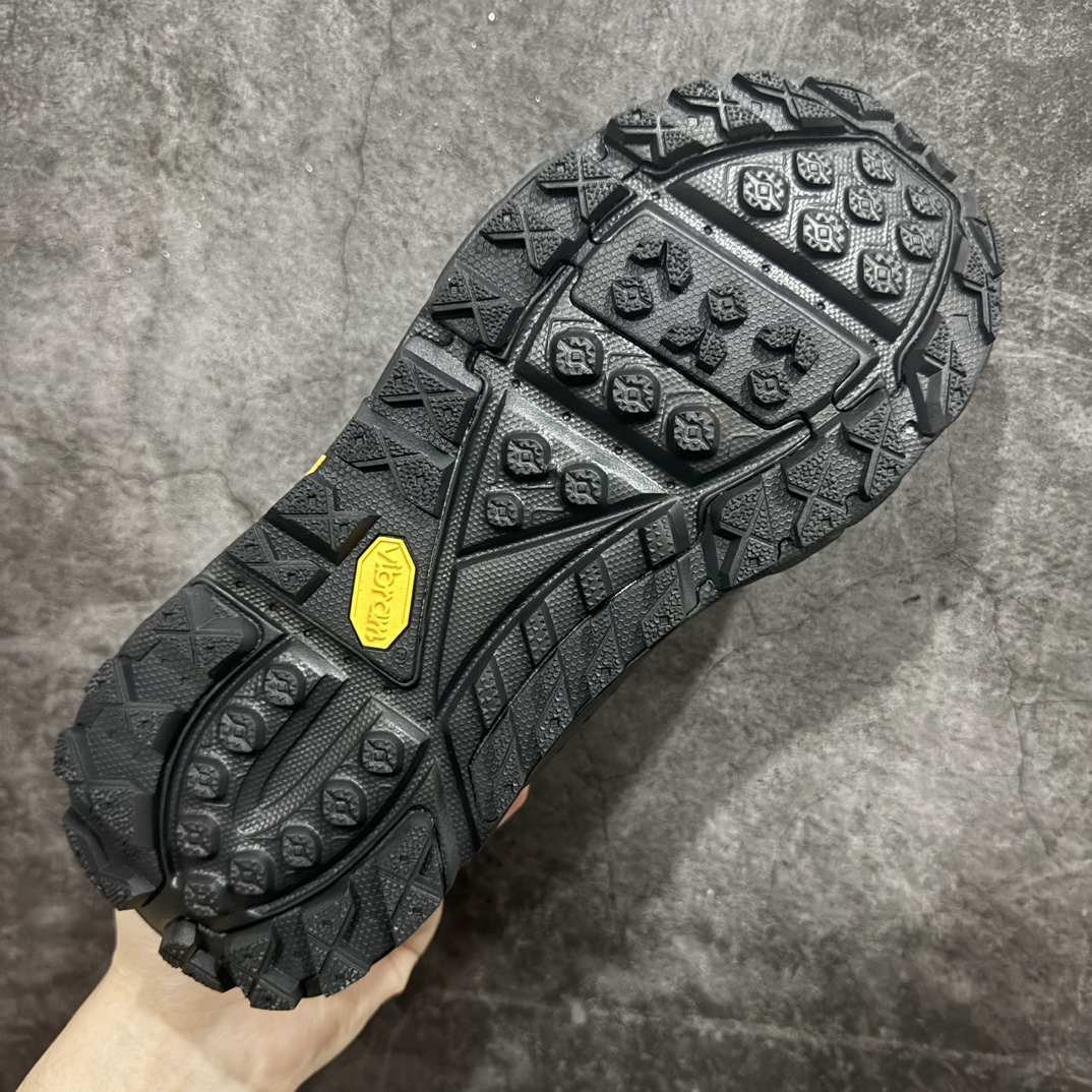 图片[7]-【公司级】Bodega x HOKA ONE ONE Tor Ultra Low Gore-Tex 托亚系列增强版低帮厚底轻量坦克户外登山运动鞋“联名麦黄绿黑”1145771/NBYL HOKA ONE ONE 在去年异军突起，成为街头时尚圈中的新宠儿，品牌与时尚品牌 Engineered Garments 合作打造的联名 Tor Ultra Low 鞋款，更是设计与话题兼备的重磅之作，而本月 Hoka One One 又为这双超人气之作释出深蓝色、军绿色与黑色三款普通版配色。设计上依旧采用了具备透气性能的 eVent 物料制做鞋身，更搭配 Vibram 大底保留户外血脉，即使少了 Engineered Garments 的联名加持依旧十分出彩。尺码：40 40.5 41 42 42.5 43 44 45 编码：LDS320340-鞋库