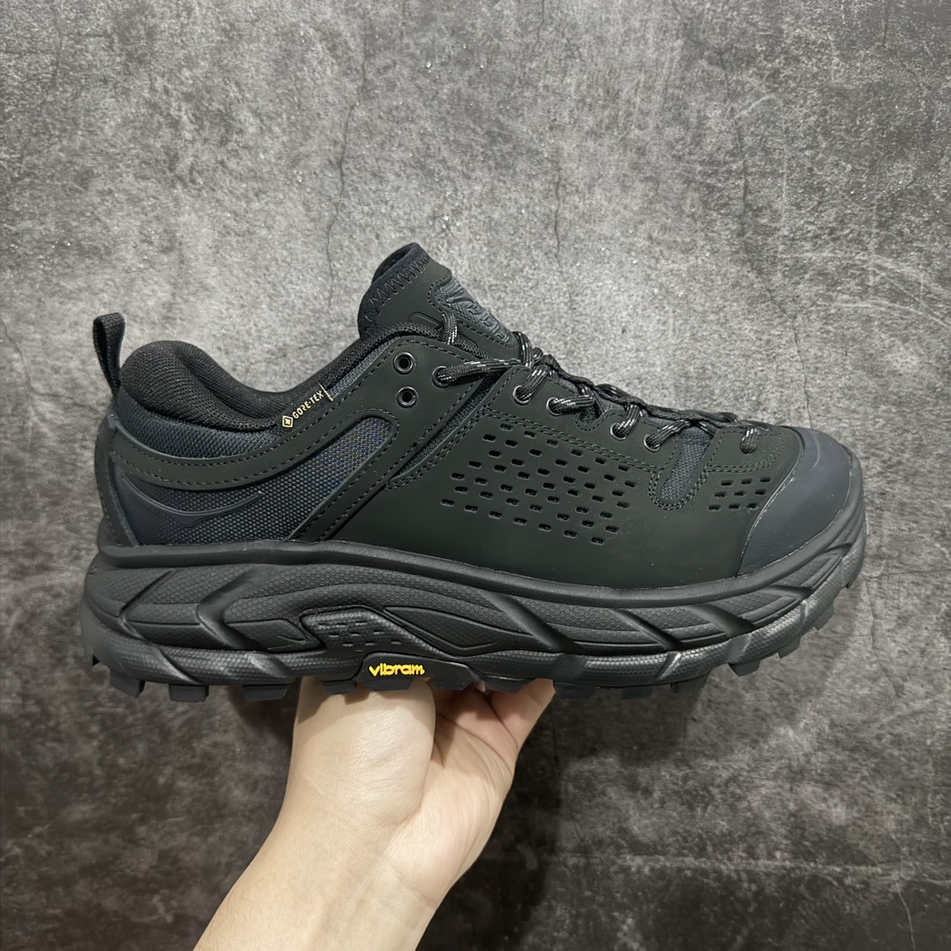 【公司级】Bodega x HOKA ONE ONE Tor Ultra Low Gore-Tex 托亚系列增强版低帮厚底轻量坦克户外登山运动鞋“联名麦黄绿黑”1145771/NBYL HOKA ONE ONE 在去年异军突起，成为街头时尚圈中的新宠儿，品牌与时尚品牌 Engineered Garments 合作打造的联名 Tor Ultra Low 鞋款，更是设计与话题兼备的重磅之作，而本月 Hoka One One 又为这双超人气之作释出深蓝色、军绿色与黑色三款普通版配色。设计上依旧采用了具备透气性能的 eVent 物料制做鞋身，更搭配 Vibram 大底保留户外血脉，即使少了 Engineered Garments 的联名加持依旧十分出彩。尺码：40 40.5 41 42 42.5 43 44 45 编码：LDS320340-鞋库