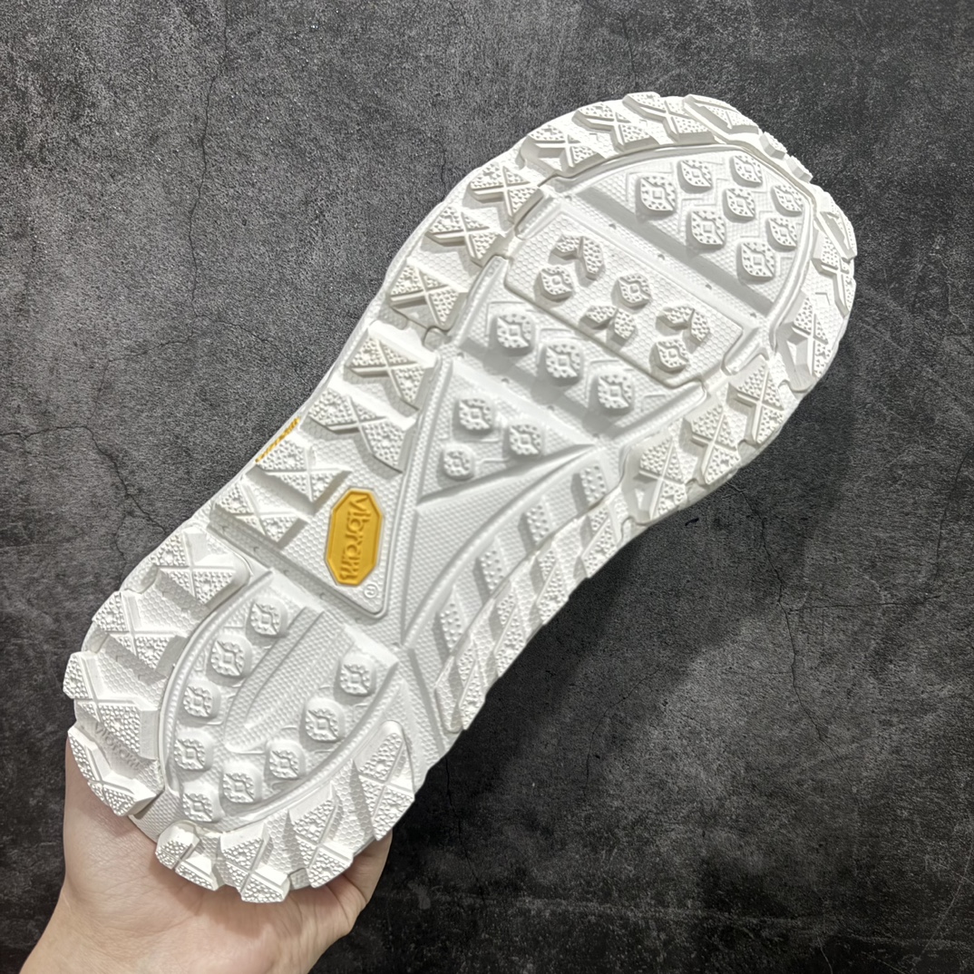 图片[9]-【公司级】Bodega x HOKA ONE ONE Tor Ultra Low Gore-Tex 托亚系列增强版低帮厚底轻量坦克户外登山运动鞋“联名麦黄绿黑”1145771/NBYL HOKA ONE ONE 在去年异军突起，成为街头时尚圈中的新宠儿，品牌与时尚品牌 Engineered Garments 合作打造的联名 Tor Ultra Low 鞋款，更是设计与话题兼备的重磅之作，而本月 Hoka One One 又为这双超人气之作释出深蓝色、军绿色与黑色三款普通版配色。设计上依旧采用了具备透气性能的 eVent 物料制做鞋身，更搭配 Vibram 大底保留户外血脉，即使少了 Engineered Garments 的联名加持依旧十分出彩。尺码：40 40.5 41 42 42.5 43 44 45 编码：LDS320340-鞋库