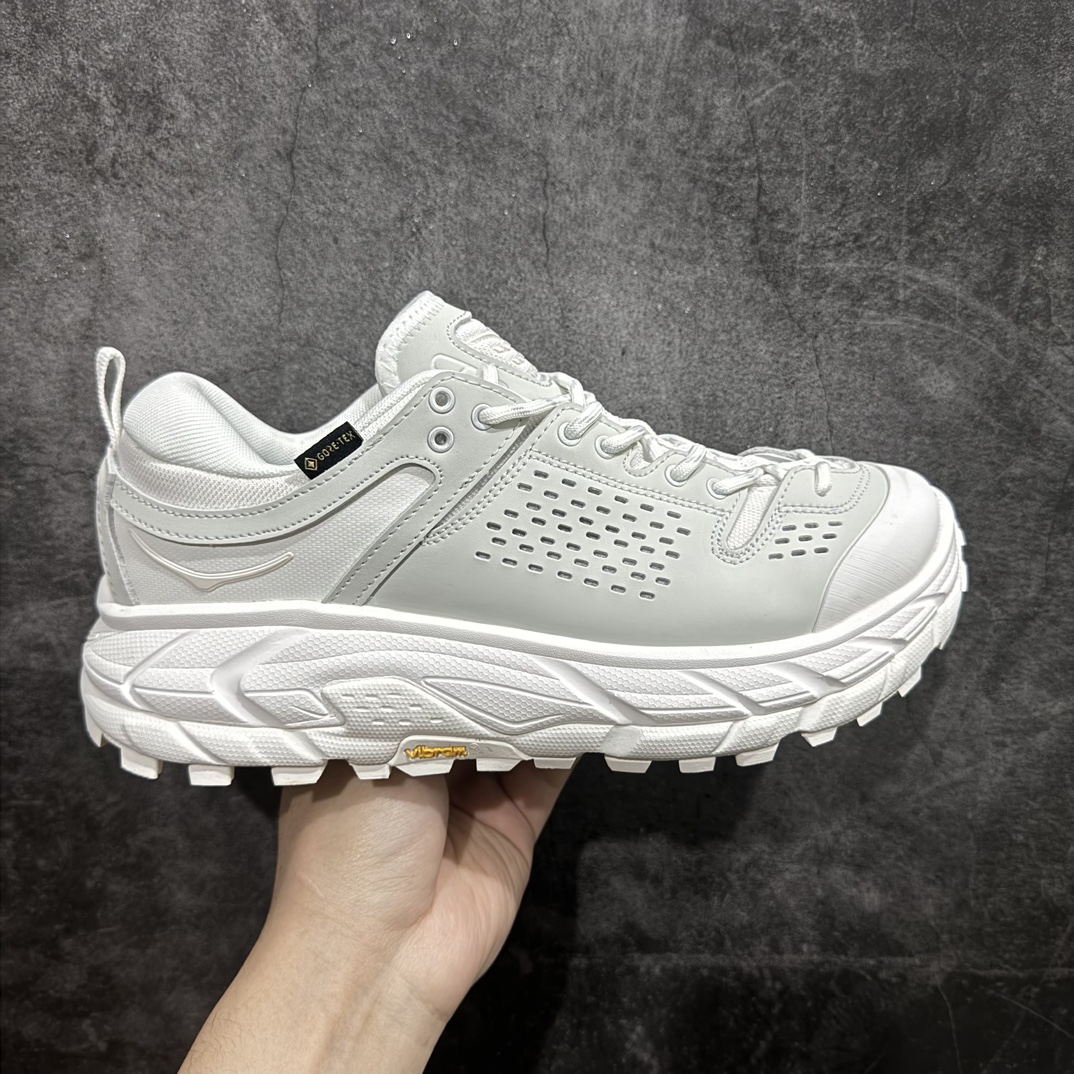 【公司级】Bodega x HOKA ONE ONE Tor Ultra Low Gore-Tex 托亚系列增强版低帮厚底轻量坦克户外登山运动鞋“联名麦黄绿黑”1145771/NBYL HOKA ONE ONE 在去年异军突起，成为街头时尚圈中的新宠儿，品牌与时尚品牌 Engineered Garments 合作打造的联名 Tor Ultra Low 鞋款，更是设计与话题兼备的重磅之作，而本月 Hoka One One 又为这双超人气之作释出深蓝色、军绿色与黑色三款普通版配色。设计上依旧采用了具备透气性能的 eVent 物料制做鞋身，更搭配 Vibram 大底保留户外血脉，即使少了 Engineered Garments 的联名加持依旧十分出彩。尺码：40 40.5 41 42 42.5 43 44 45 编码：LDS320340-鞋库