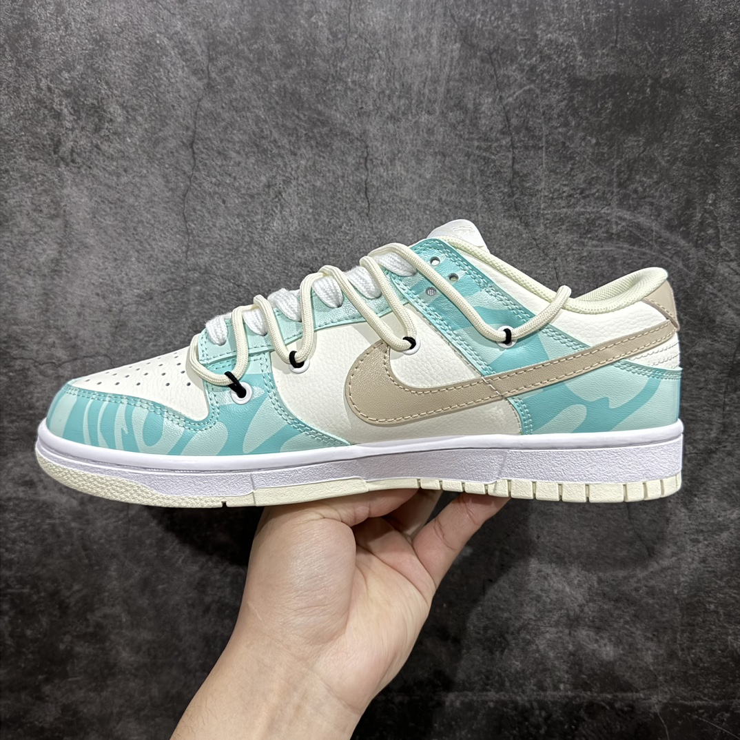 图片[2]-【DIY定制礼盒版】Nike SB Dunk Low Lot\”Beige/Mint/Coconut Tree\”扣篮系列低帮休闲运动滑板板鞋“蒂芙尼绿四叶草绑绳”DJ6188-100nn男女鞋半码制(配置硬质大礼盒)n升级2021版窄楦翘头版型#采用硬质牛剖革鞋面材质n鞋垫嵌入缓震EVA物料及缜密拉帮中底布 耐磨橡胶大底 尺码：35.5 36 36.5 37.5 38 38.5 39 40 40.5 41 42 42.5 43 44 44.5 45 46 编码：JP330350-鞋库