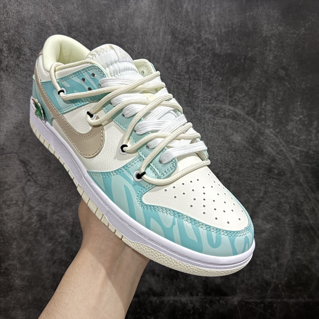 图片[3]-【DIY定制礼盒版】Nike SB Dunk Low Lot\”Beige/Mint/Coconut Tree\”扣篮系列低帮休闲运动滑板板鞋“蒂芙尼绿四叶草绑绳”DJ6188-100nn男女鞋半码制(配置硬质大礼盒)n升级2021版窄楦翘头版型#采用硬质牛剖革鞋面材质n鞋垫嵌入缓震EVA物料及缜密拉帮中底布 耐磨橡胶大底 尺码：35.5 36 36.5 37.5 38 38.5 39 40 40.5 41 42 42.5 43 44 44.5 45 46 编码：JP330350-鞋库