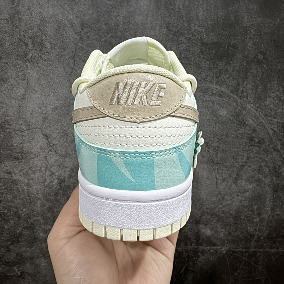 图片[4]-【DIY定制礼盒版】Nike SB Dunk Low Lot\”Beige/Mint/Coconut Tree\”扣篮系列低帮休闲运动滑板板鞋“蒂芙尼绿四叶草绑绳”DJ6188-100nn男女鞋半码制(配置硬质大礼盒)n升级2021版窄楦翘头版型#采用硬质牛剖革鞋面材质n鞋垫嵌入缓震EVA物料及缜密拉帮中底布 耐磨橡胶大底 尺码：35.5 36 36.5 37.5 38 38.5 39 40 40.5 41 42 42.5 43 44 44.5 45 46 编码：JP330350-鞋库